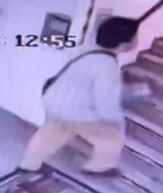 Lam Ka-leung, aged 38, is about 1.7 metres tall, 90 kilograms in weight and of fat build. He has a round face with yellow complexion and short black hair. He was last seen wearing a light blue long-sleeved shirt, brown trousers, black shoes and carrying a black crossbody bag.