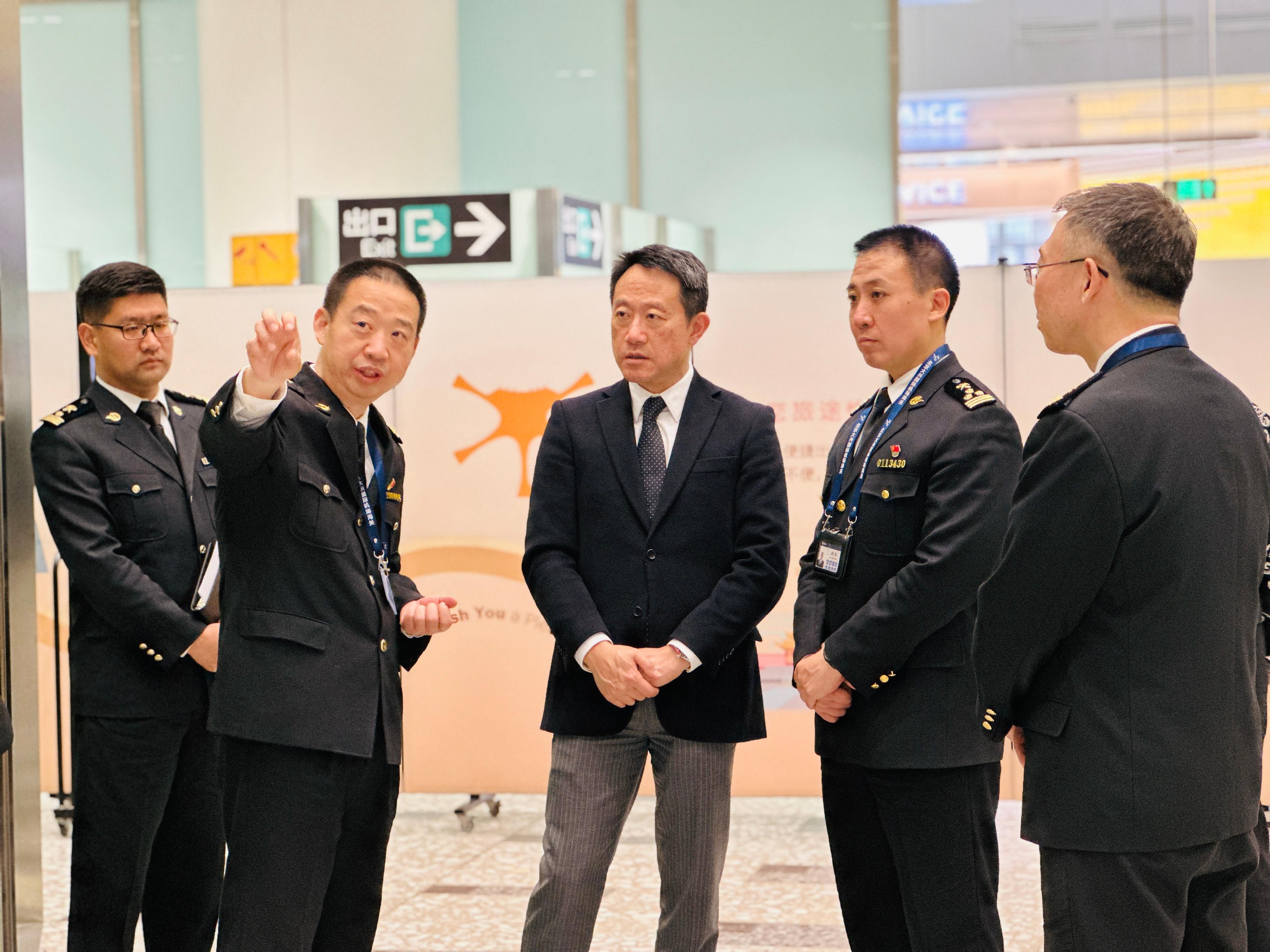 香港海關關長陳子達（中）昨日（三月二十六日）參觀北京大興國際機場。