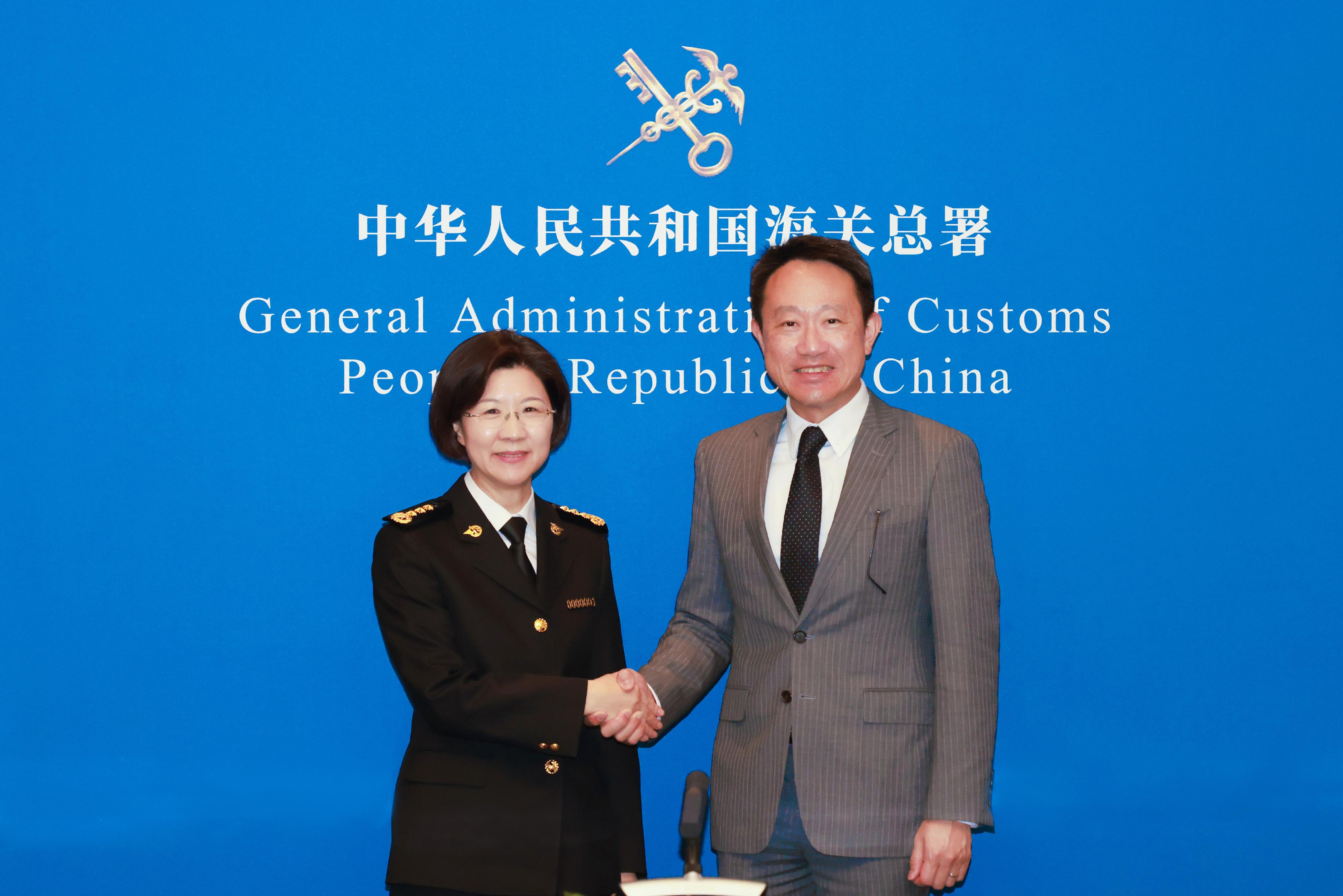 The Commissioner of Customs and Excise, Mr Chan Tsz-tat (right), visited the General Administration of Customs of the People's Republic of China (GACC) in Beijing and met with the Minister of the GACC, Ms Sun Meijun (left), on March 26.