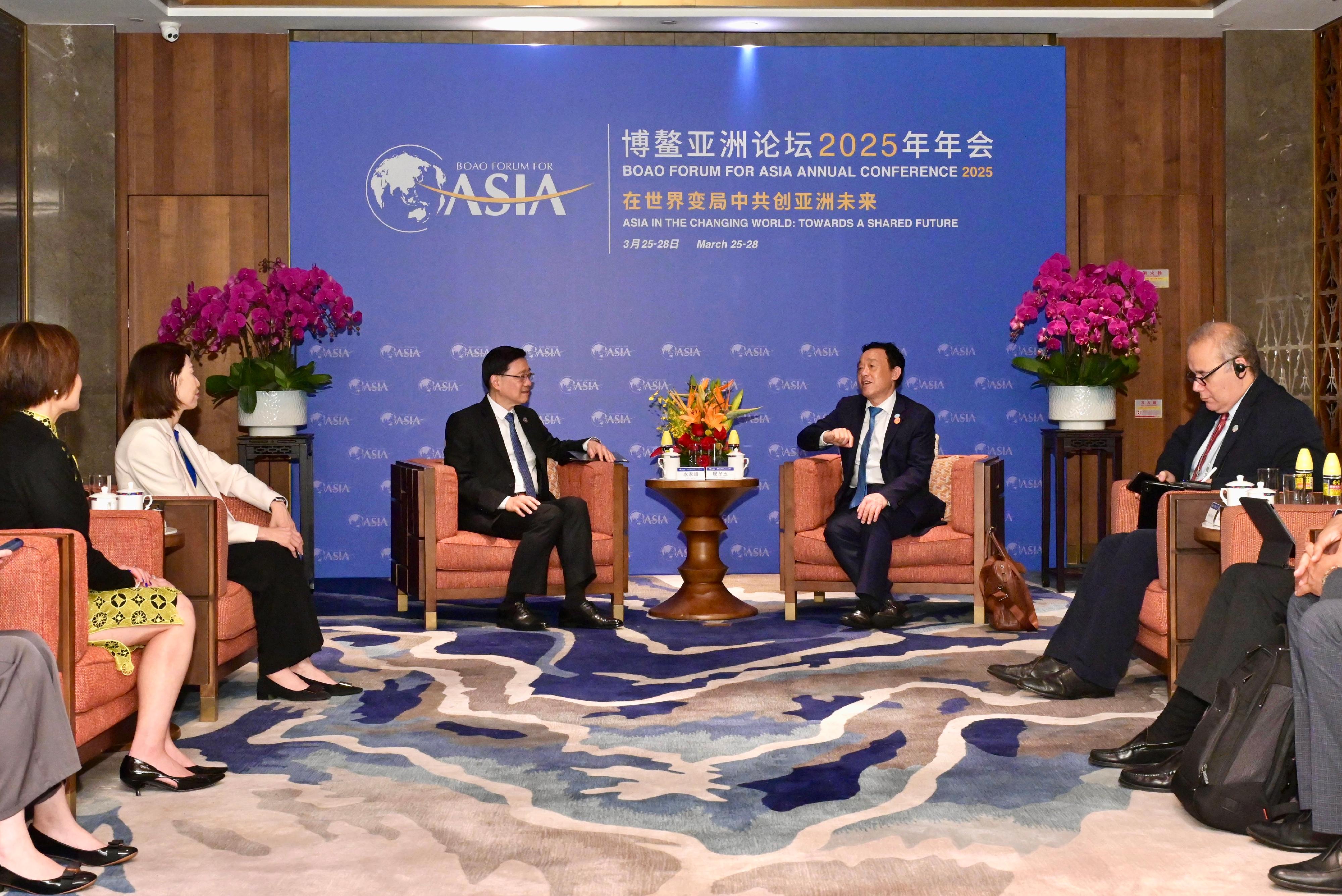 The Chief Executive, Mr John Lee (third left), met with the Director-General of the Food and Agriculture Organization of the United Nations, Dr Qu Dongyu (second right), in Hainan today (March 27). The Director of the Chief Executive's Office, Ms Carol Yip (second left), also attended. 