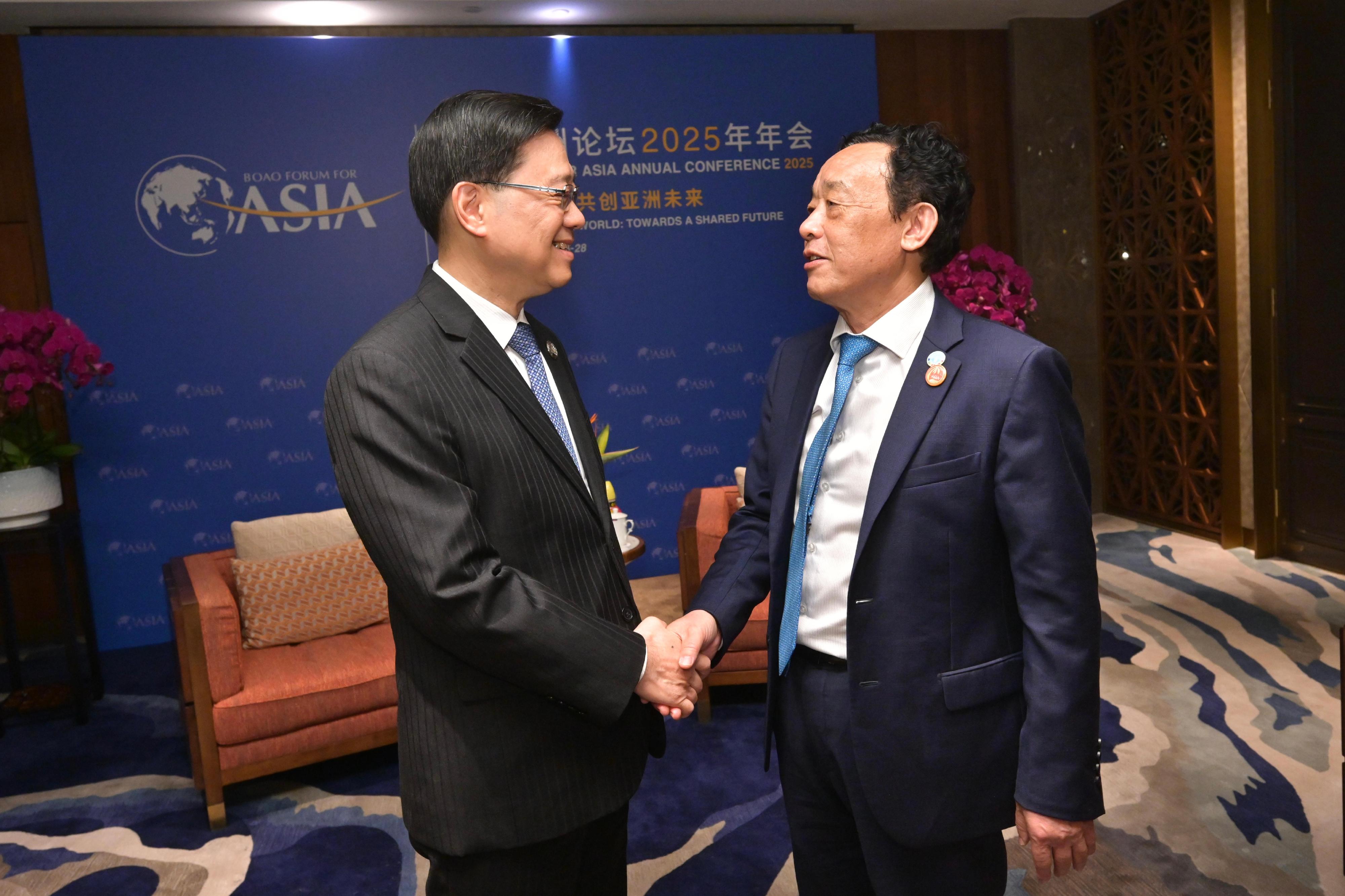The Chief Executive, Mr John Lee (left), met with the Director-General of the Food and Agriculture Organization of the United Nations, Dr Qu Dongyu (right), in Hainan today (March 27).