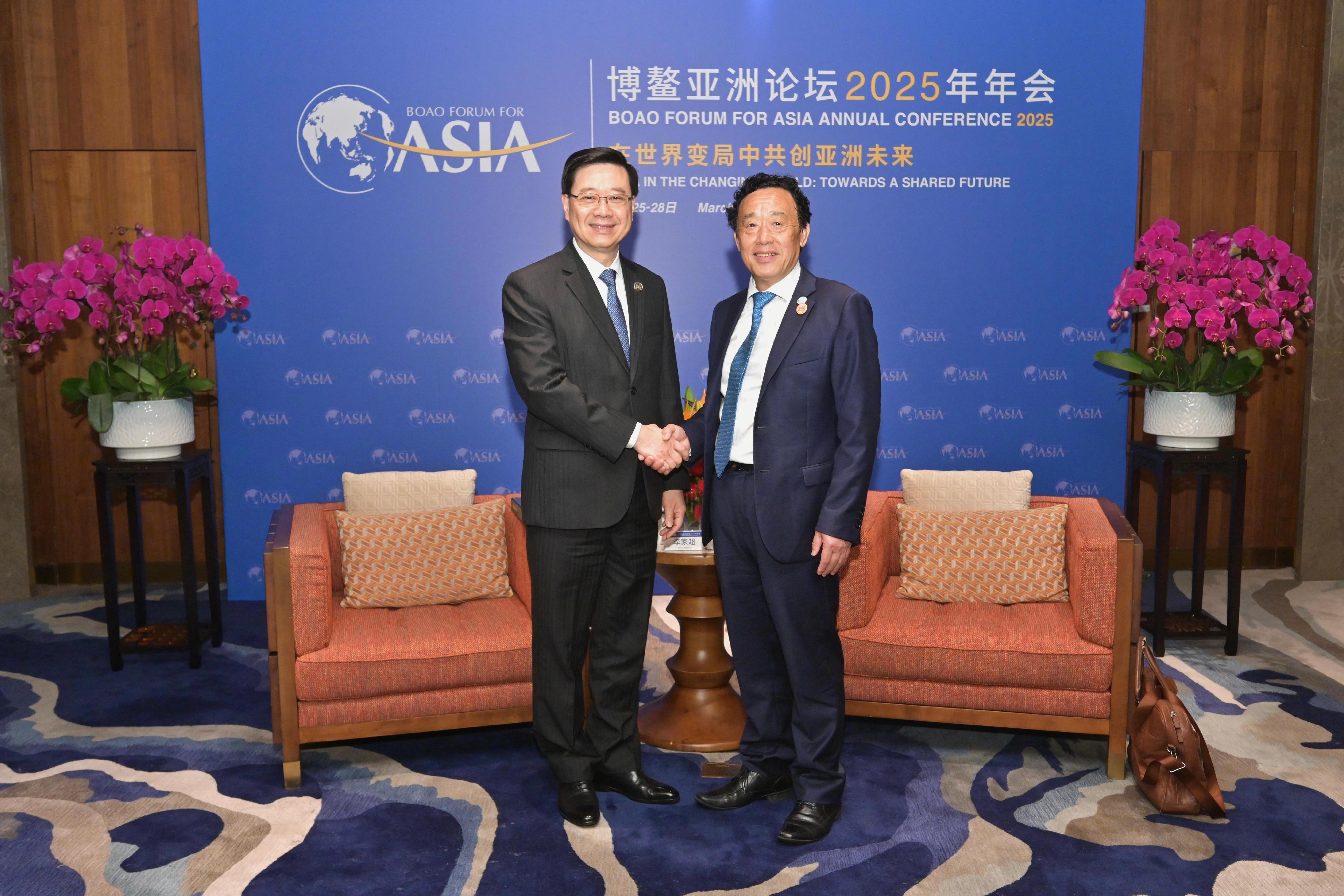 The Chief Executive, Mr John Lee (left), met with the Director-General of the Food and Agriculture Organization of the United Nations, Dr Qu Dongyu (right), in Hainan today (March 27).