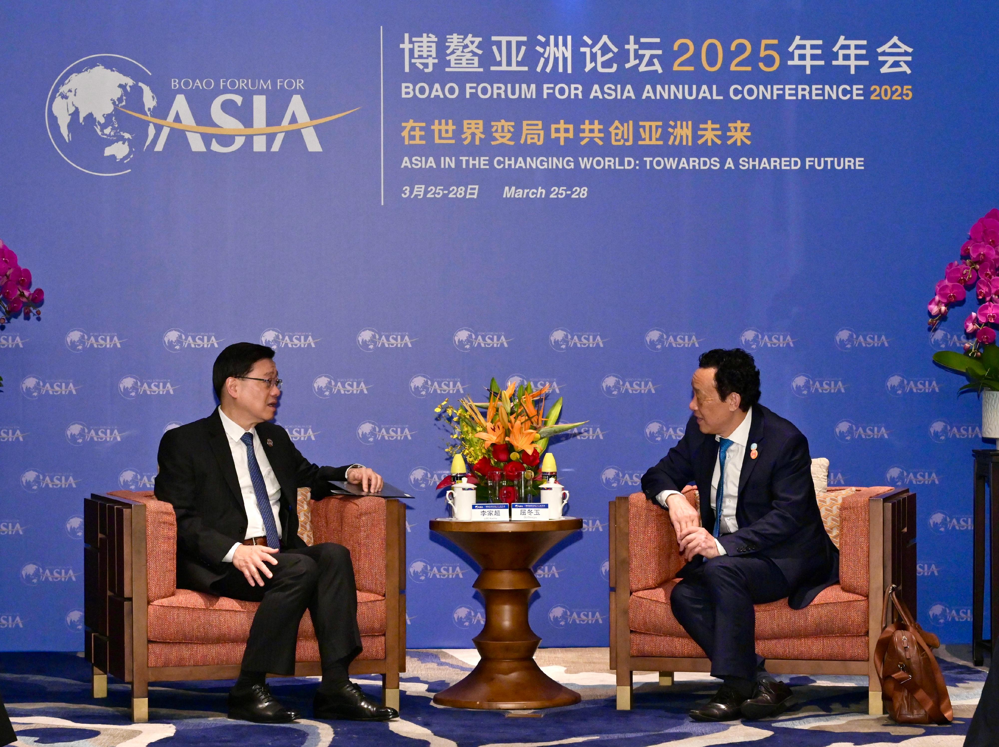 The Chief Executive, Mr John Lee (left), met with the Director-General of the Food and Agriculture Organization of the United Nations, Dr Qu Dongyu (right), in Hainan today (March 27).