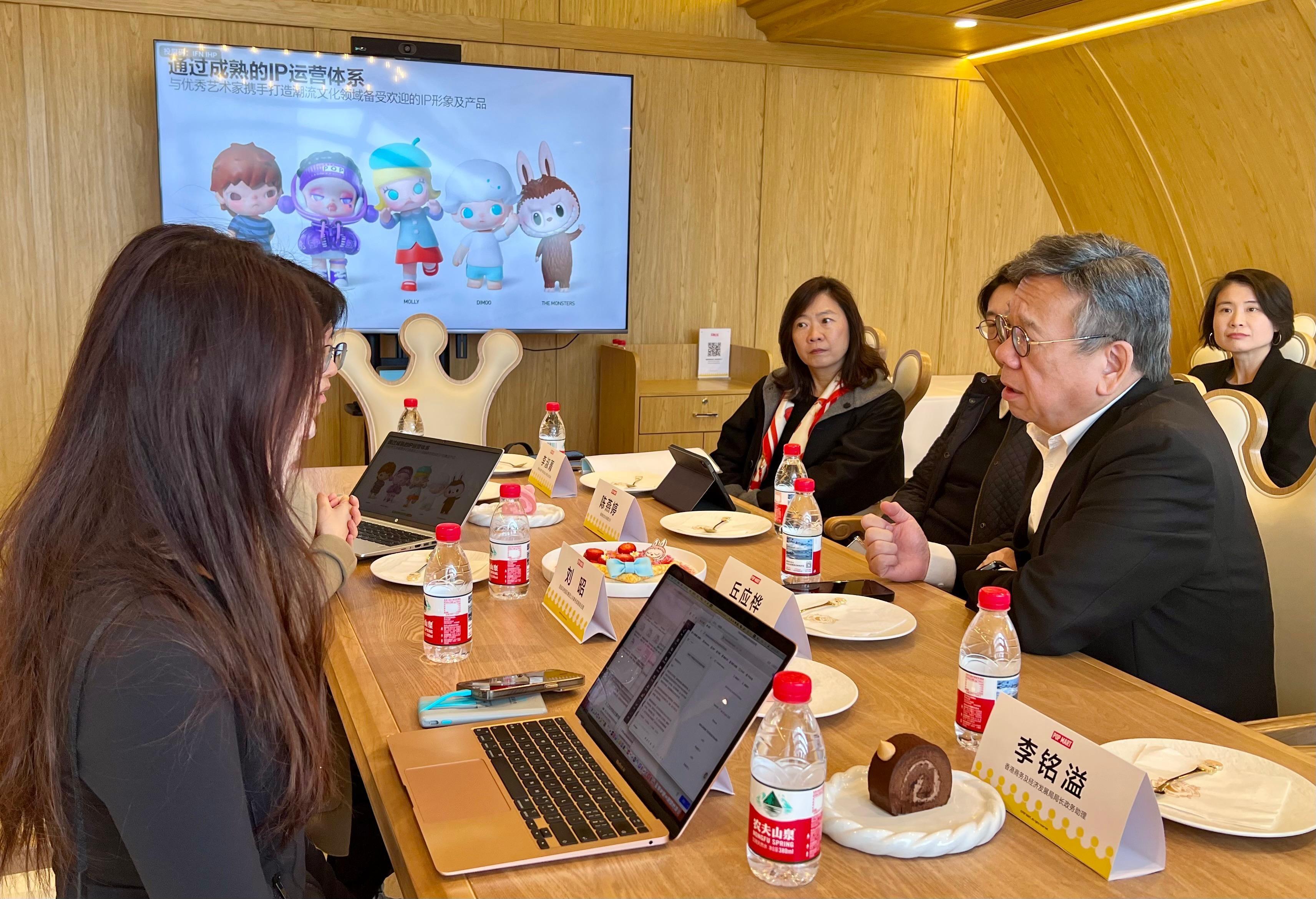The Secretary for Commerce and Economic Development, Mr Algernon Yau, continued his visit to Beijing today (March 28). Photo shows Mr Yau (front row, first right) visiting a renowned pop cultural entertainment company on the Mainland and meeting with representatives of the company to learn about its operation and the development of IP products on the Mainland.