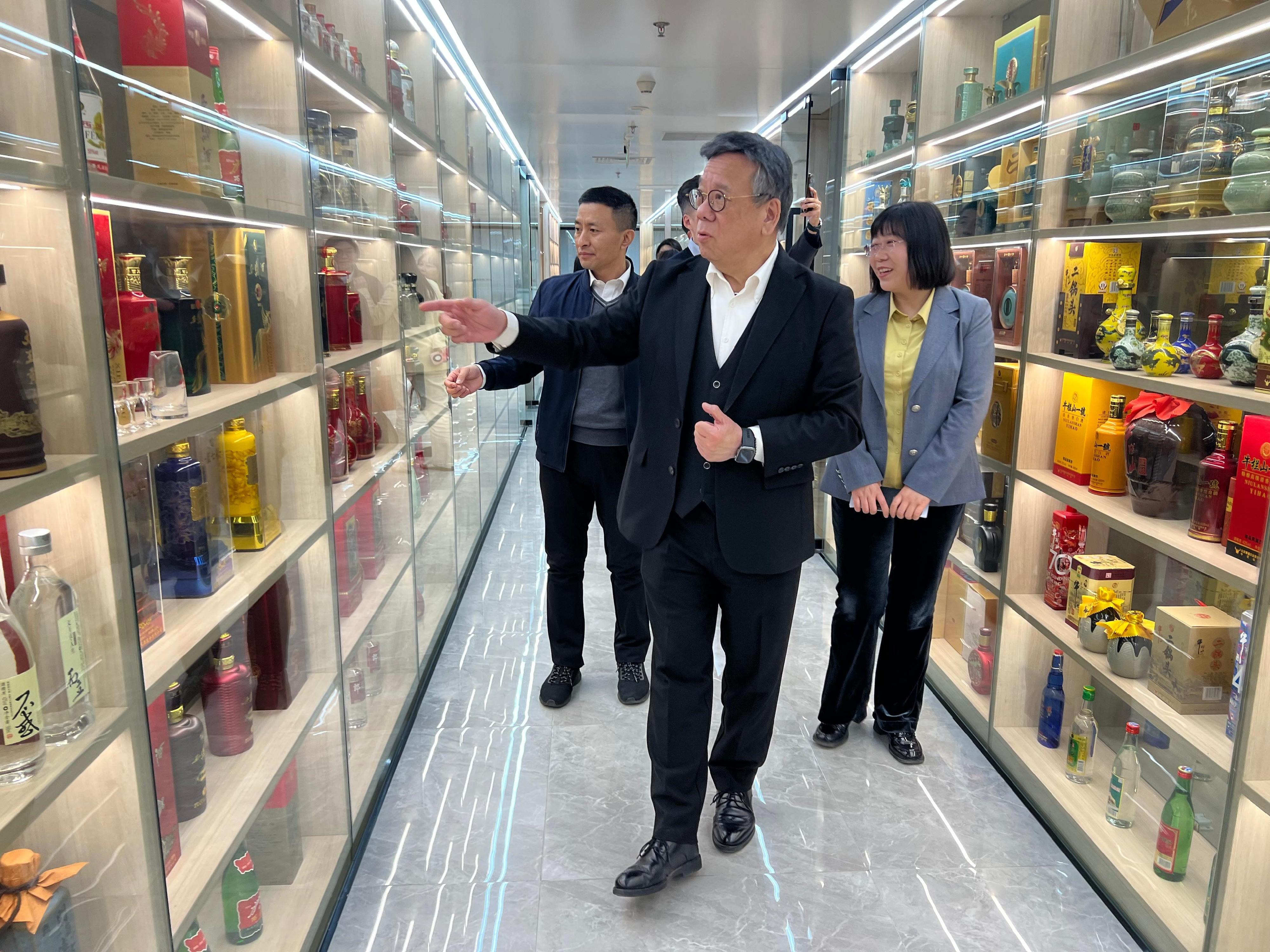 The Secretary for Commerce and Economic Development, Mr Algernon Yau, continued his visit to Beijing today (March 28). Photo shows Mr Yau (centre) visiting the China Alcoholic Drinks Association to learn about Mainland wine and liquor products' market potential and room for growth.