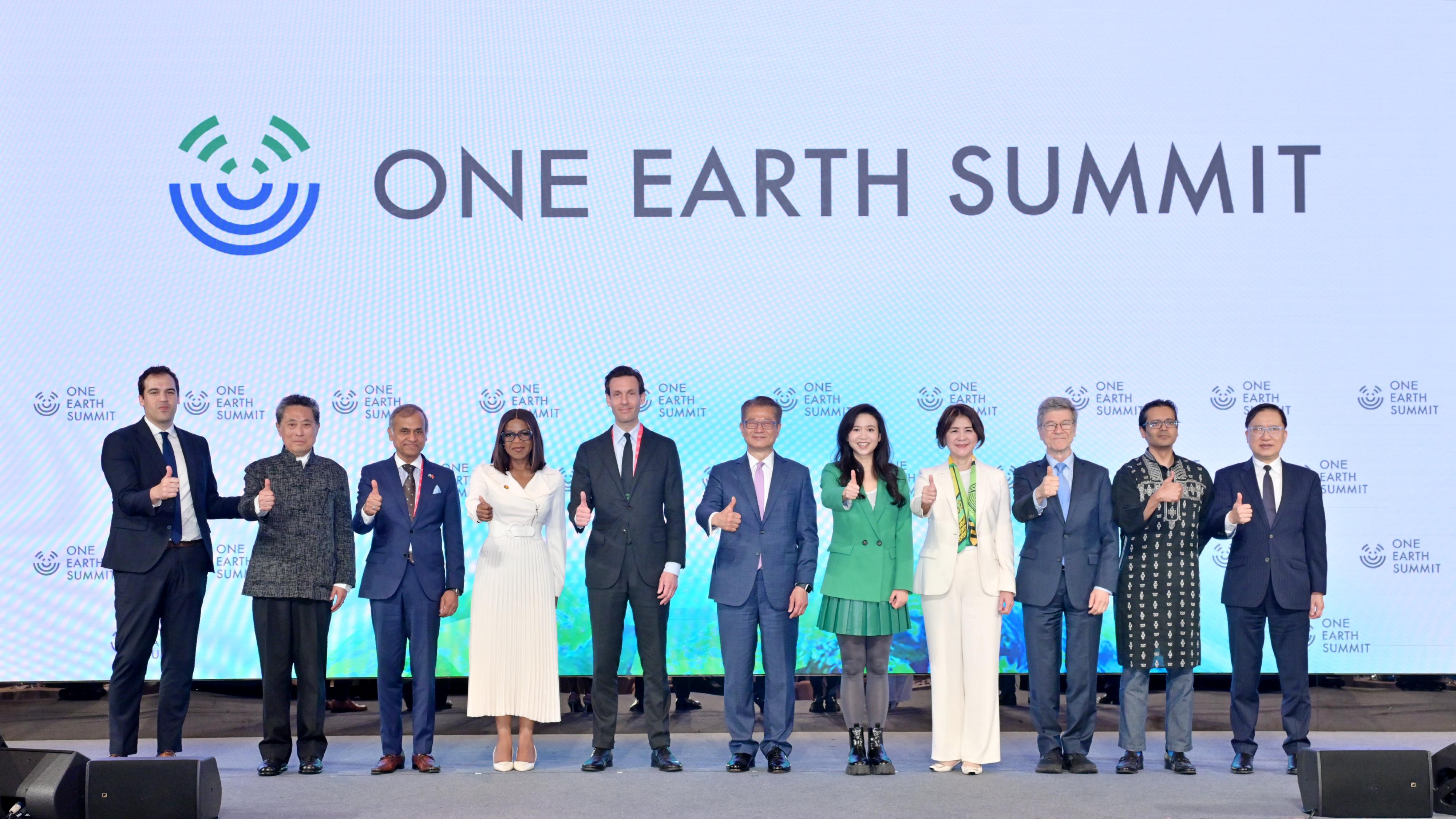 The Financial Secretary, Mr Paul Chan, attended the One Earth Summit held by the Institute of Sustainability and Technology (IST) today (March 28). Photo shows Mr Chan (centre); the Founder of the IST, Professor Poman Lo (fifth right); and the Chairman of UBS Global Wealth Management Asia, Head and Chief Executive of UBS Hong Kong, Ms Amy Lo (fourth right), with other guests.
