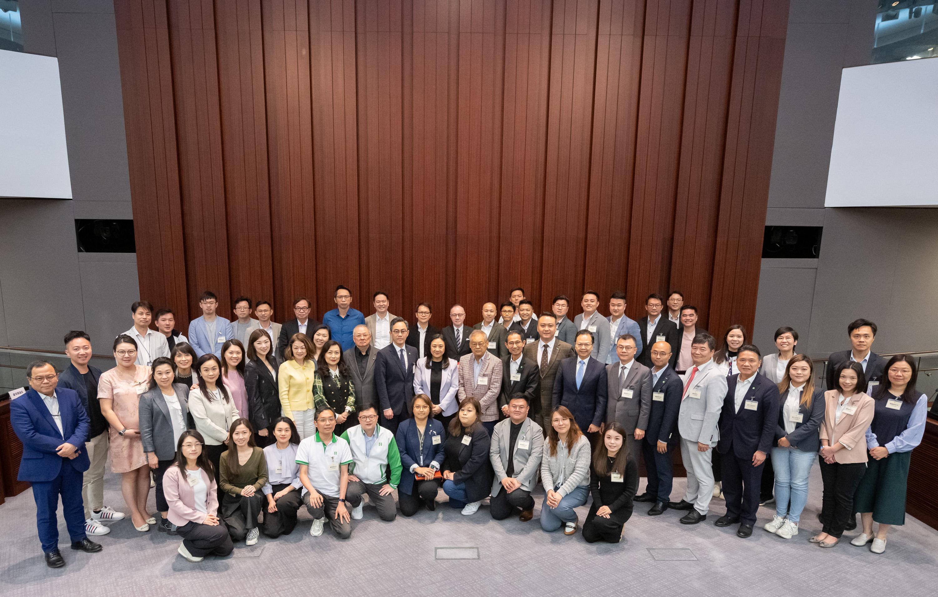 Legislative Council (LegCo) Members met with Shatin District Council (DC) and Southern DC members at the LegCo Complex today (March 28). Photo shows Members of LegCo and Shatin DC posing for a group photo after the meeting held in the LegCo Complex.
