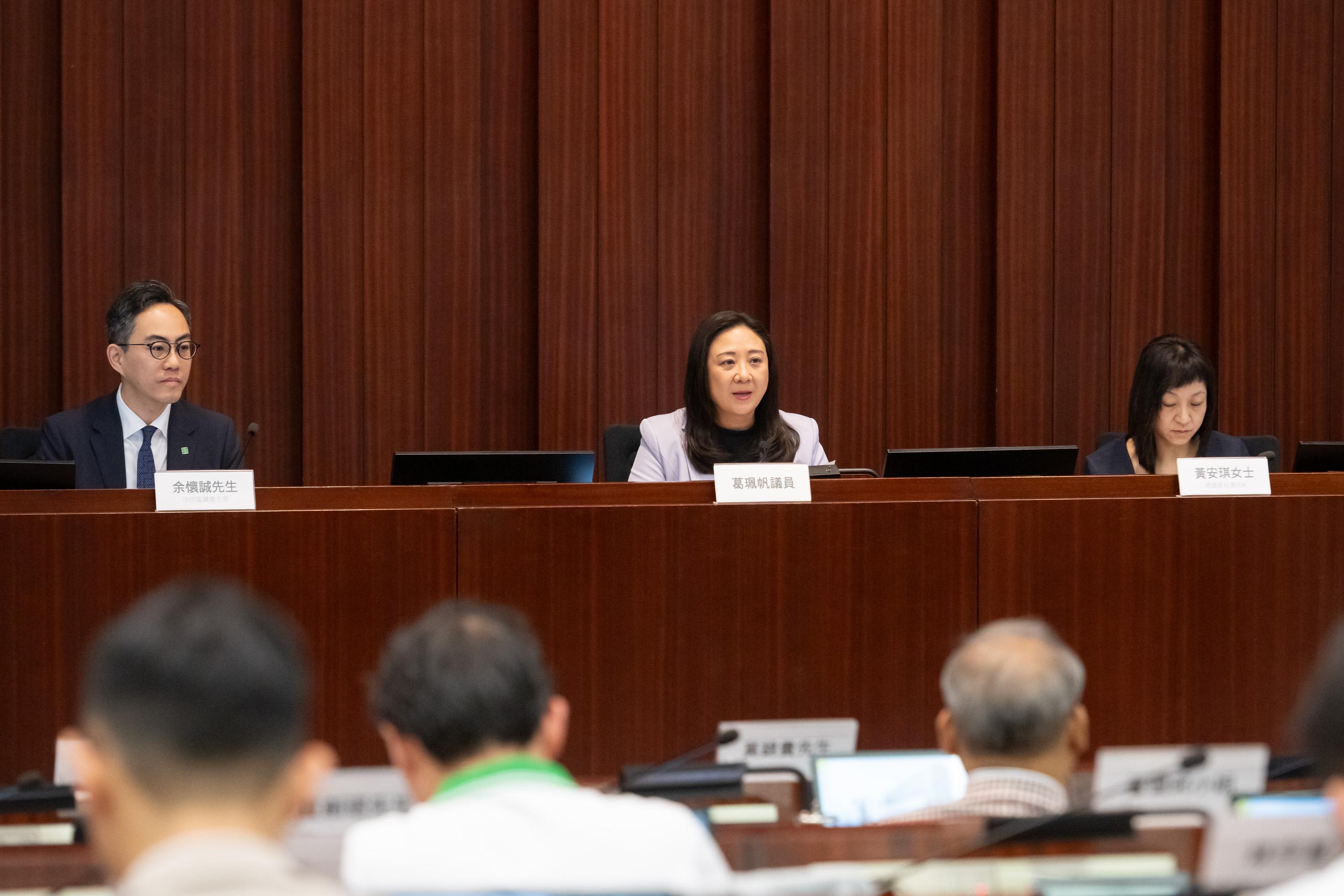 Legislative Council (LegCo) Members met with Shatin District Council (DC) and Southern DC members at the LegCo Complex today (March 28). Members of LegCo and Shatin DC discussed how to minimize feral pigeon nuisance to Shatin residents.
