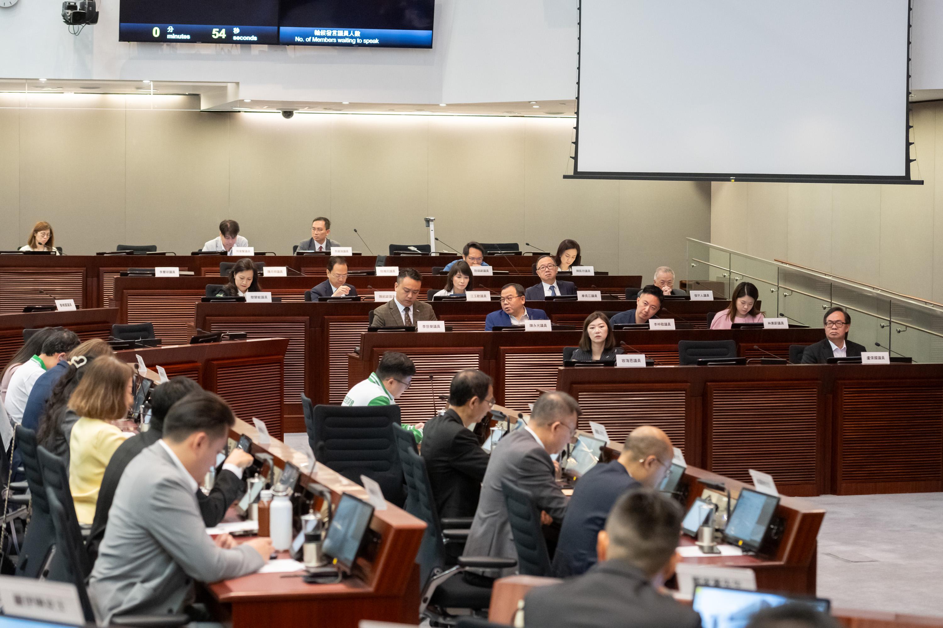 Legislative Council (LegCo) Members met with Shatin District Council (DC) and Southern DC members at the LegCo Complex today (March 28). Members of LegCo and Shatin DC exchanged views on revitalisation works of Tai Wai Nullah and enhancement and modification works of Shatin Park and surrounding facilities.
