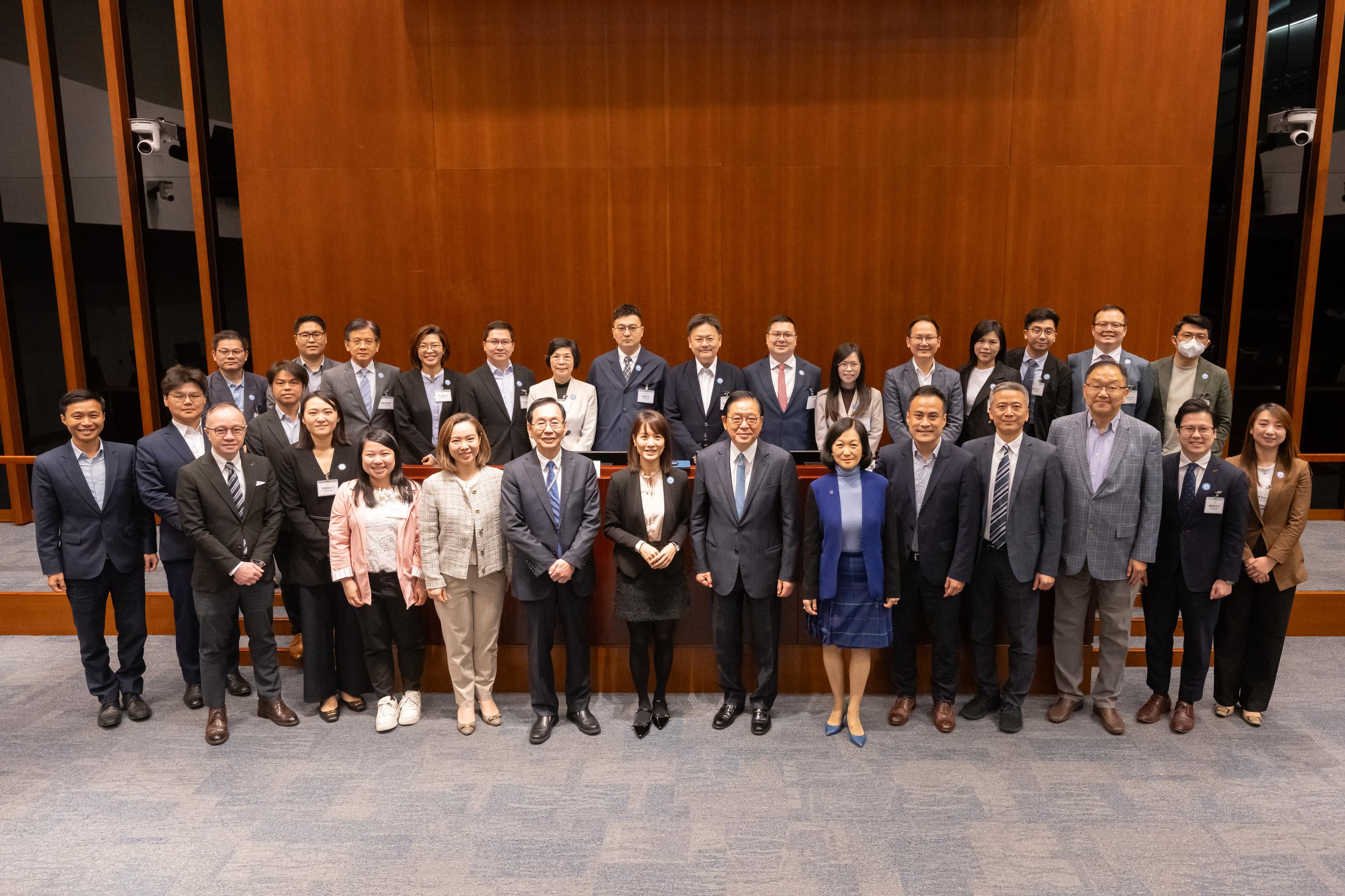 Legislative Council (LegCo) Members met with Shatin District Council (DC) and Southern DC members at the LegCo Complex today (March 28). Photo shows Members of LegCo and Southern DC posing for a group photo after the meeting held in the LegCo Complex.
