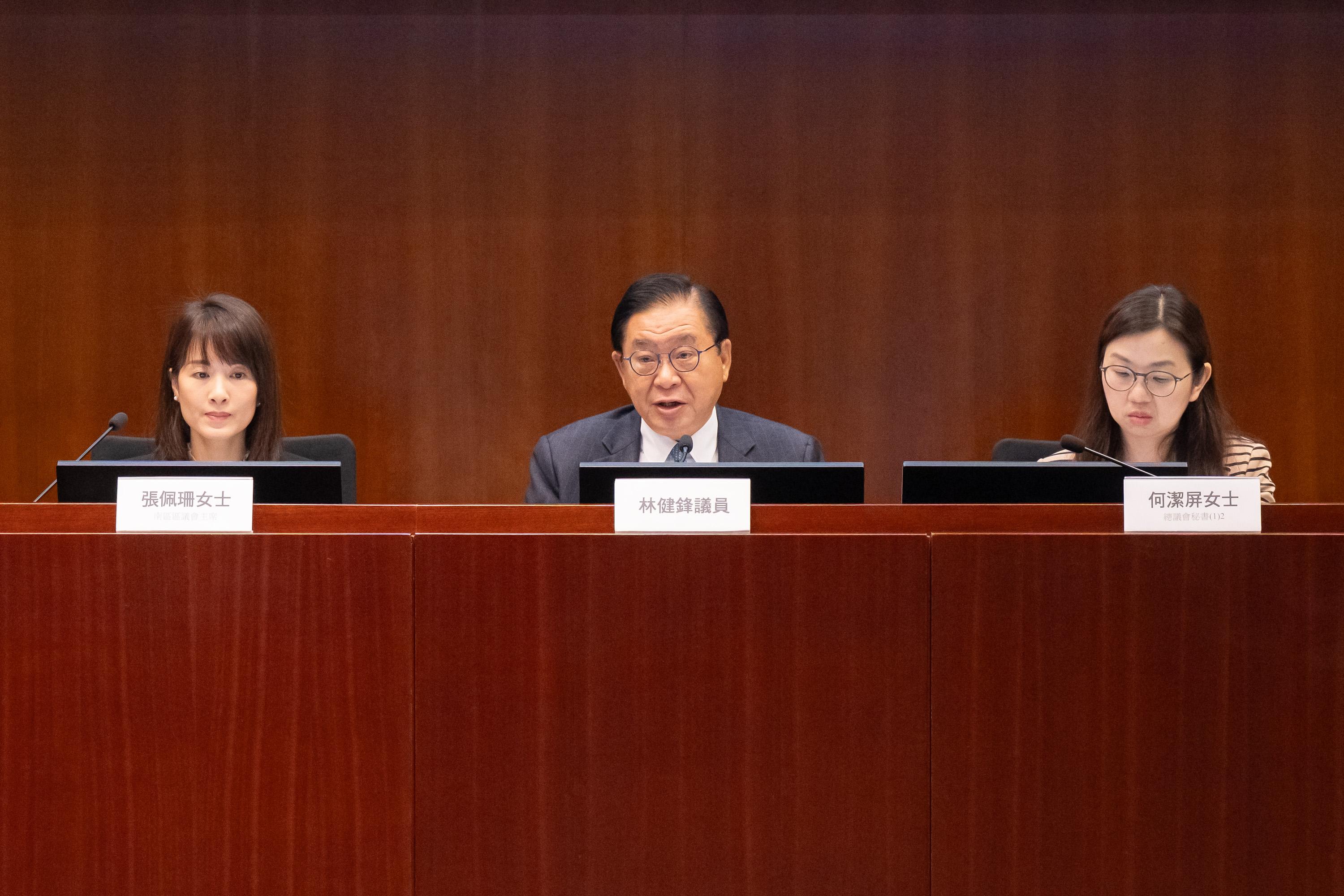 Legislative Council (LegCo) Members met with Shatin District Council (DC) and Southern DC members at the LegCo Complex today (March 28). Members of LegCo and Southern DC discussed expediting the commencement of South Island Line (West) construction project.

