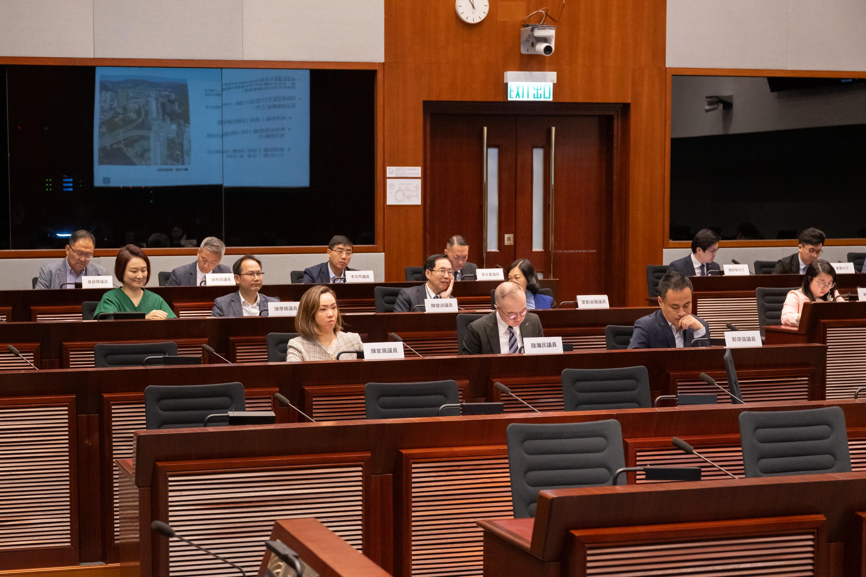 Legislative Council (LegCo) Members met with Shatin District Council (DC) and Southern DC members at the LegCo Complex today (March 28). Members of LegCo and Southern DC exchanged views on the progress of public housing developments in Pok Fu Lam South and the redevelopment of Wah Fu Estate as well as the Invigorating Island South initiative.
