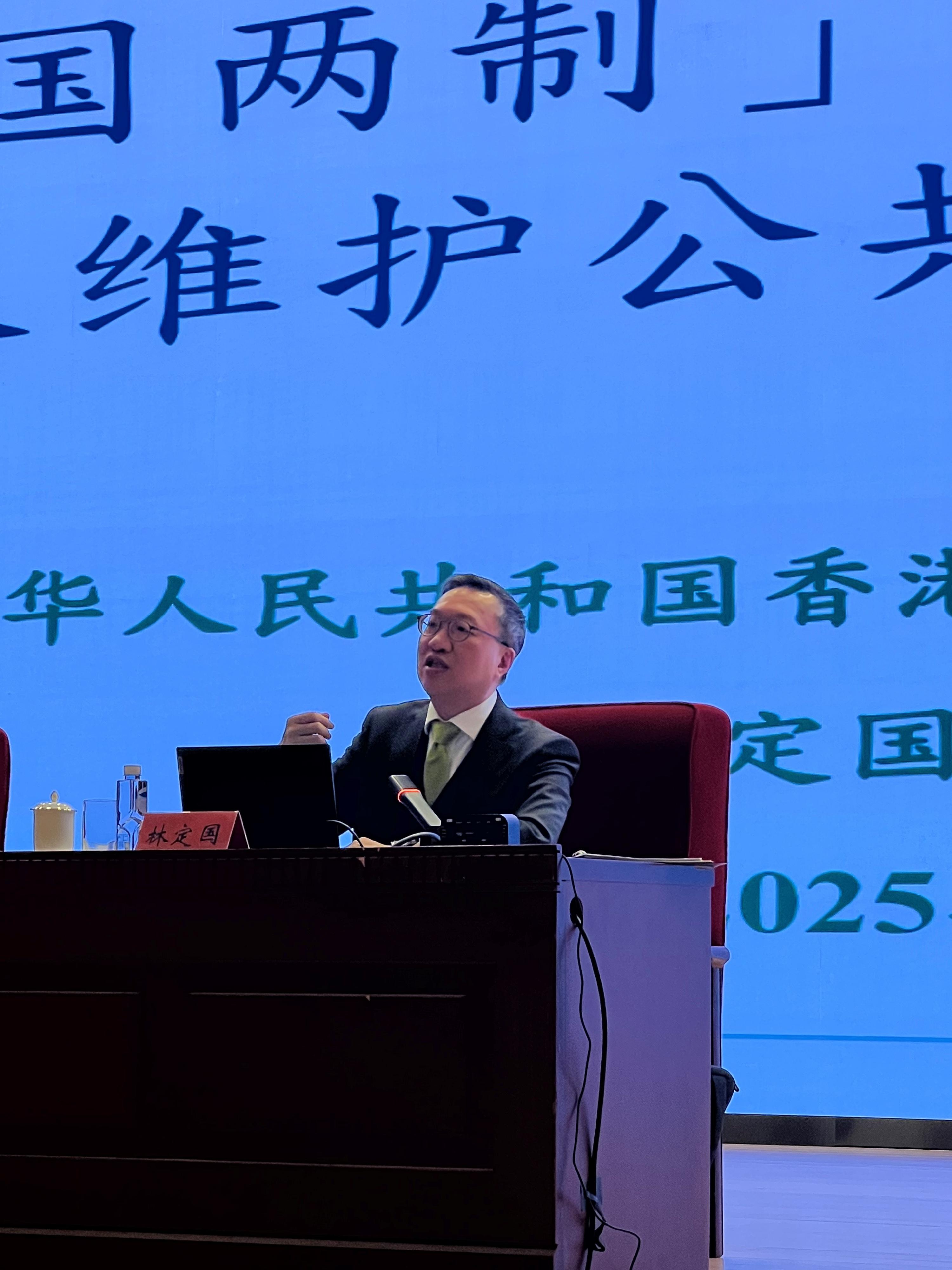 The Secretary for Justice, Mr Paul Lam, SC, attended the seminar of the National Prosecutors College under the Supreme People's Procuratorate today (March 28). Photo shows Mr Lam sharing with participants the work of the Department of Justice in prosecution and safeguarding public interests under the principle of "one country, two systems" at the seminar. 