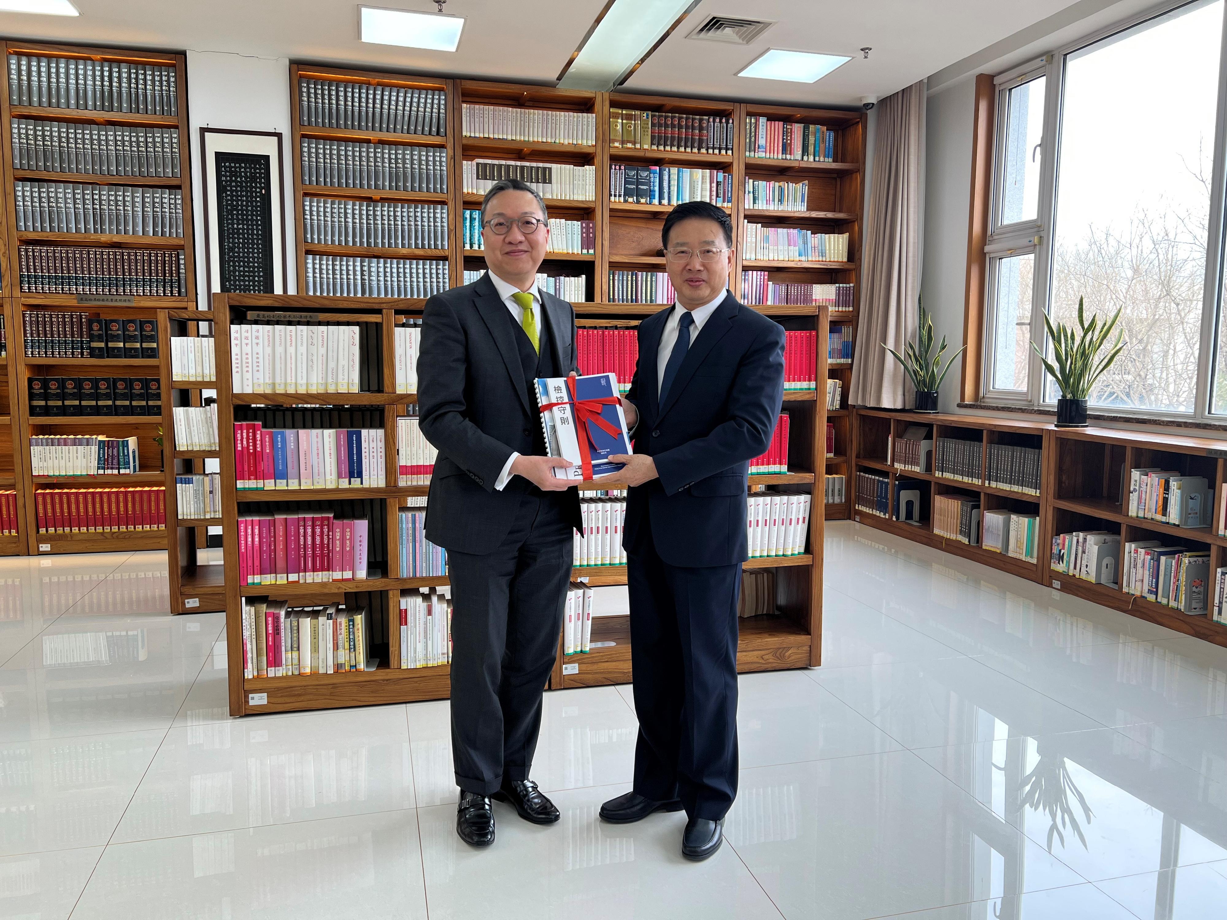 The Secretary for Justice, Mr Paul Lam, SC, attended the seminar of the National Prosecutors College under the Supreme People's Procuratorate (SPP) and met with the First Deputy Prosecutor General of the SPP, Mr Tong Jianming, today (March 28). Photo shows Mr Lam (left) presenting a souvenir to Mr Tong (right).