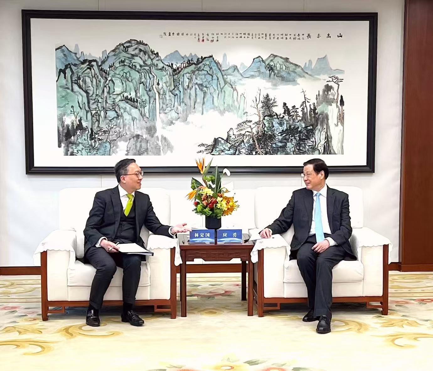 The Secretary for Justice, Mr Paul Lam, SC, continued his visit to Beijing and visited the Supreme People's Procuratorate (SPP) today (March 28). Photo shows Mr Lam (left) meeting with the Prosecutor-General of the SPP, Mr Ying Yong (right).