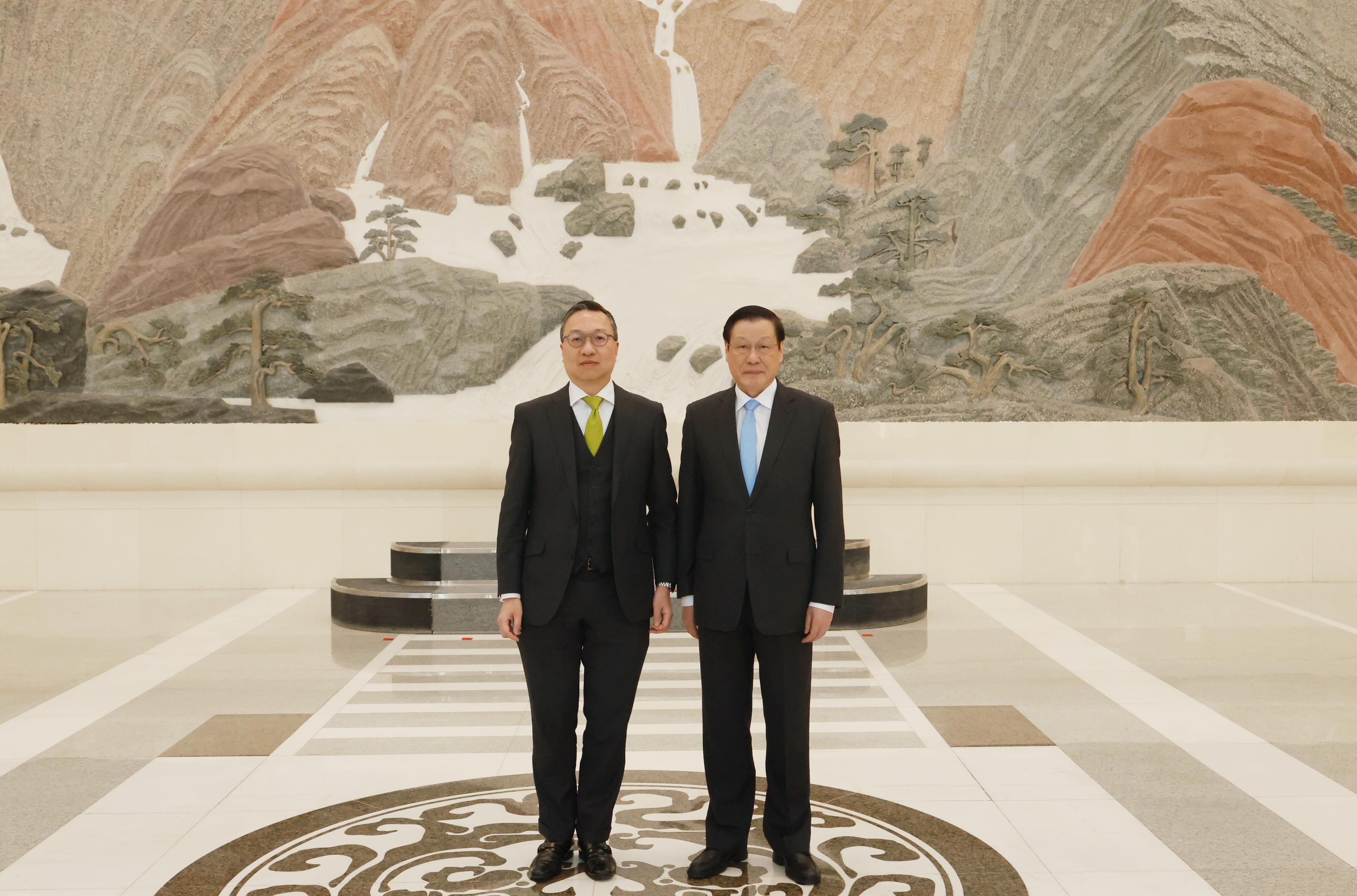 The Secretary for Justice, Mr Paul Lam, SC, continued his visit to Beijing and visited the Supreme People's Procuratorate (SPP) today (March 28). Photo shows Mr Lam (left) with the Prosecutor-General of the SPP, Mr Ying Yong (right).