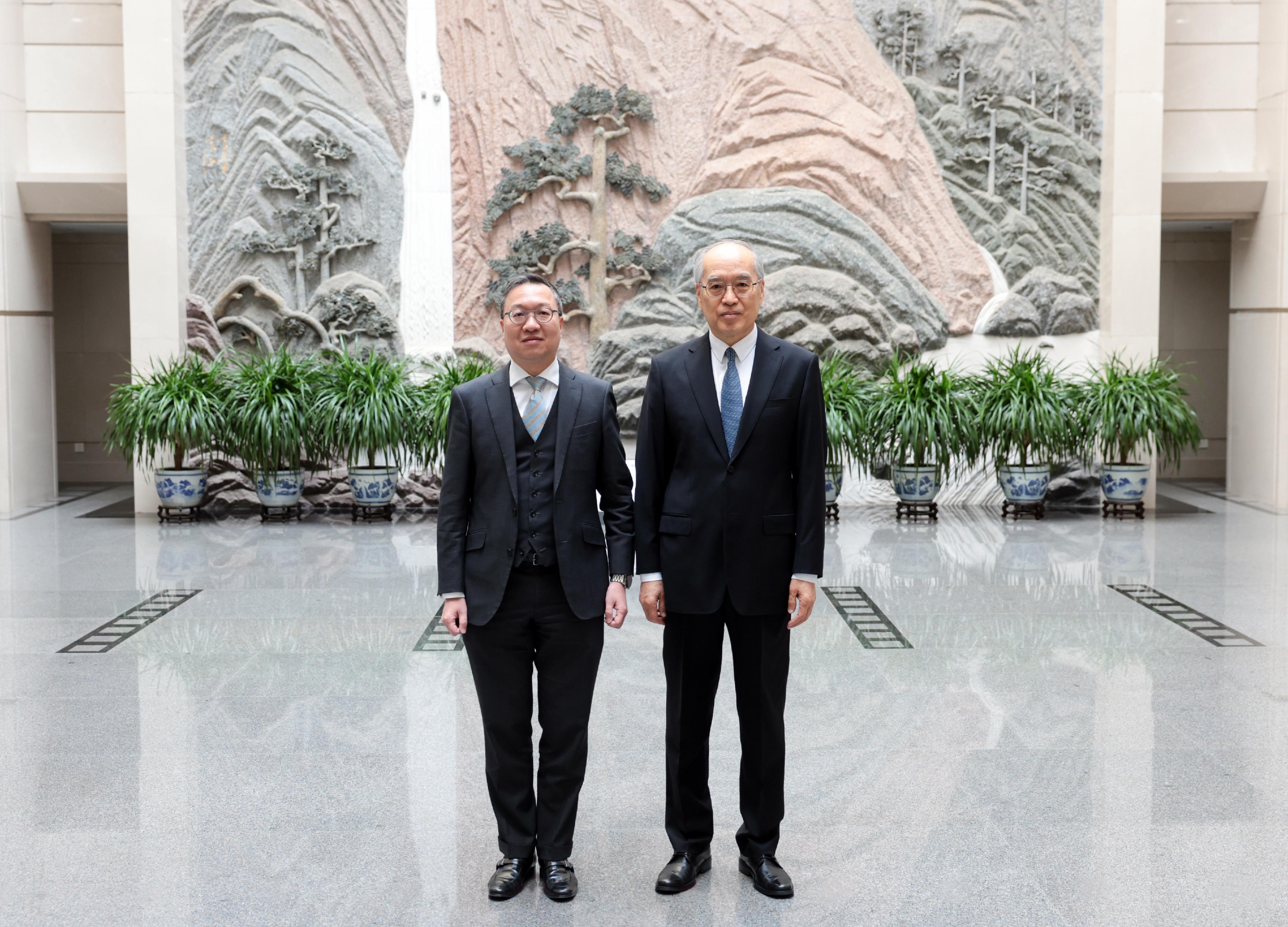 The Secretary for Justice, Mr Paul Lam, SC, continued his visit to Beijing on March 29. Photo shows Mr Lam (left) with the President of the Supreme People's Court, Mr Zhang Jun (right).