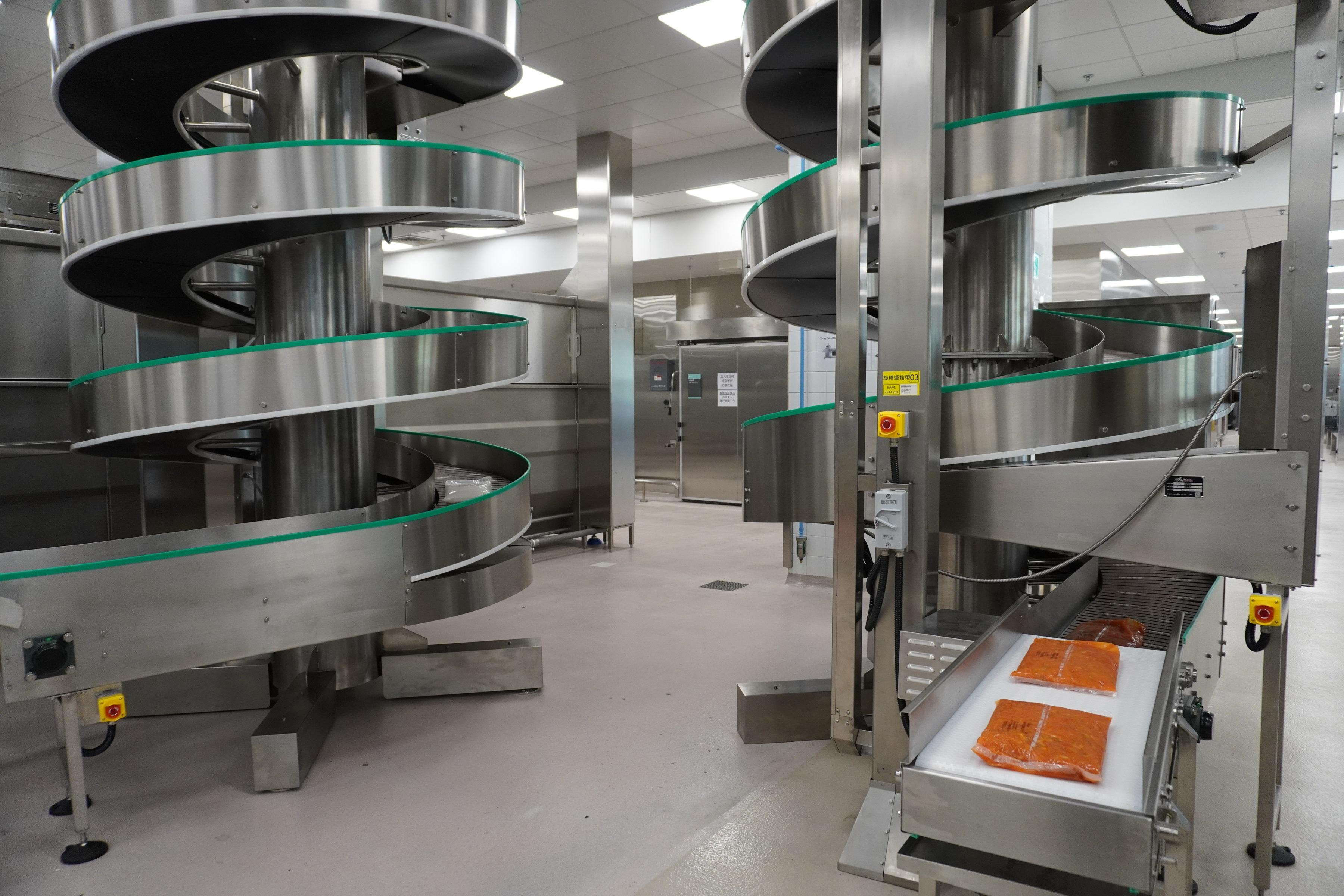 The Hospital Authority Support Services Centre has commenced operations in phases. Its central food production unit adopts cook-chill technology to prepare patient meals, with operations commencing on March 17, 2025.
