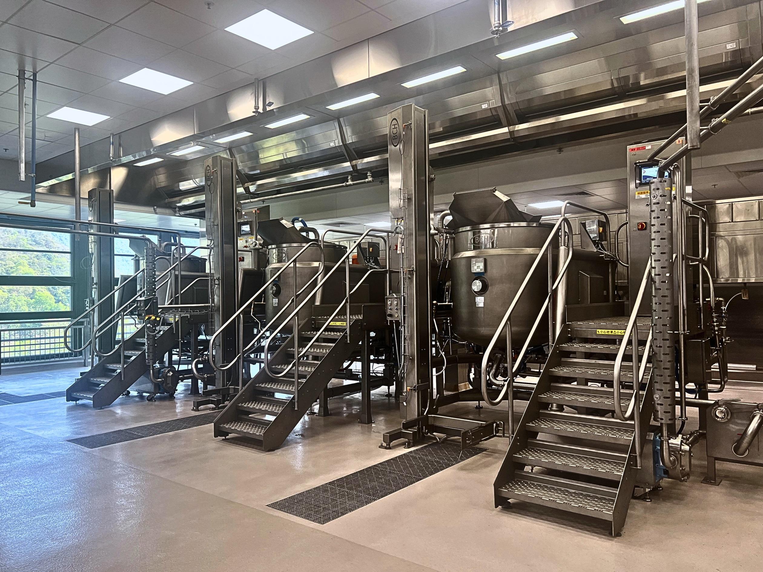 The Hospital Authority Support Services Centre has commenced operations in phases. Its central food production unit adopts cook-chill technology to prepare patient meals, with operations commencing on March 17, 2025.