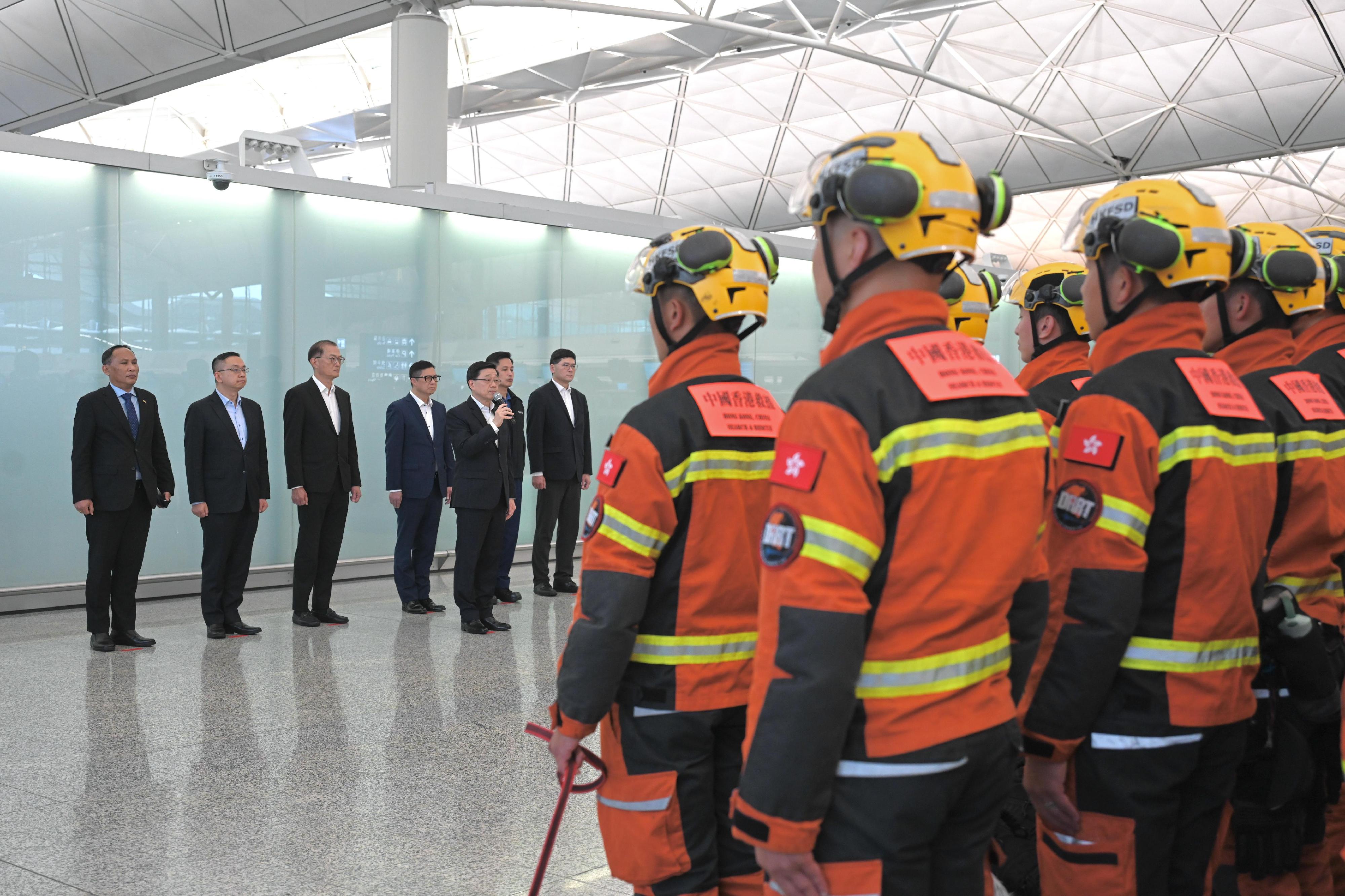 The Hong Kong Special Administrative Region (HKSAR) Government today (March 29) sent a search and rescue team comprising officers from the Security Bureau, the Fire Services Department, the Immigration Department and the Hospital Authority to Myanmar to assist in the search and rescue work at the earthquake-stricken areas. Photo shows the Chief Executive, Mr John Lee, showing support to the HKSAR search and rescue team. 