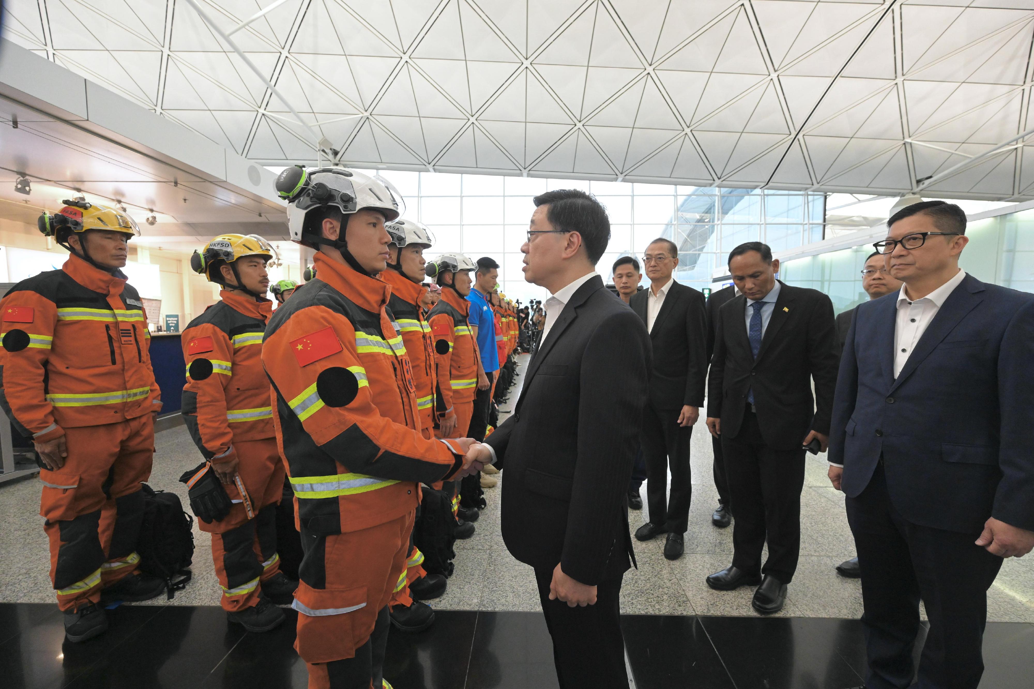 The Hong Kong Special Administrative Region (HKSAR) Government today (March 29) sent a search and rescue team comprising officers from the Security Bureau, the Fire Services Department, the Immigration Department and the Hospital Authority to Myanmar to assist in the search and rescue work at the earthquake-stricken areas. Photo shows the Chief Executive, Mr John Lee talking with the HKSAR search and rescue team.