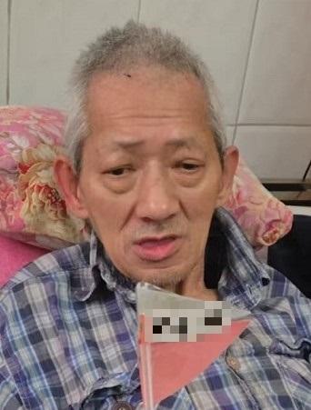 Law Ah-cheung, aged 70, is about 1.6 metres tall, 52 kilograms in weight and of medium build. He has a long face with yellow complexion and short white hair. He was last seen wearing a blue checked shirt, black trousers, black slippers and carrying a beige recycle bag and a long umbrella.