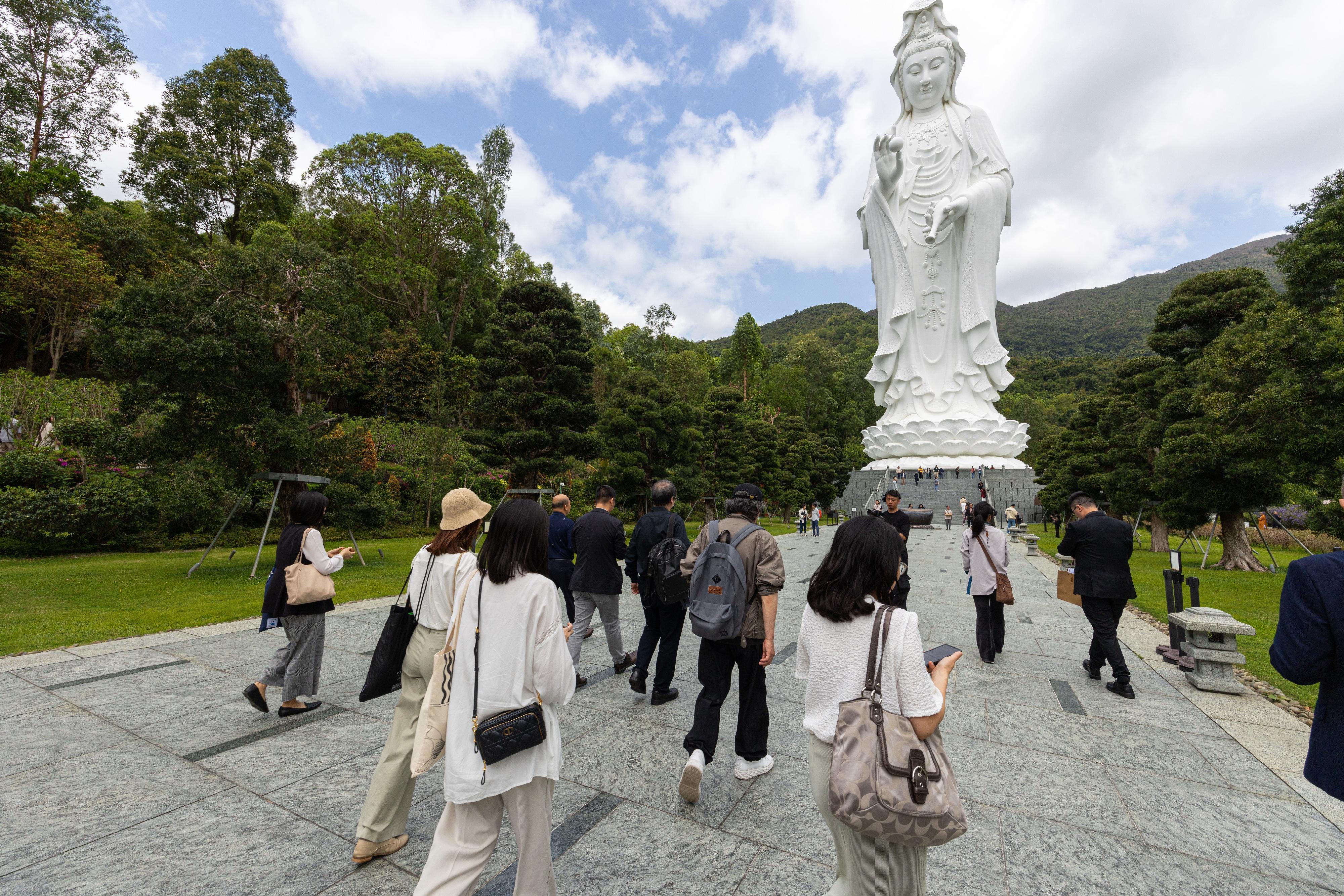 The Museum Summit 2025 was held for two consecutive days from yesterday (March 28). Other than the thematic discussion, a series of fascinating cultural visits were arranged. Photo shows speakers, moderators, delegation visiting Tsz Shan Monastery Buddhist Art Museum.