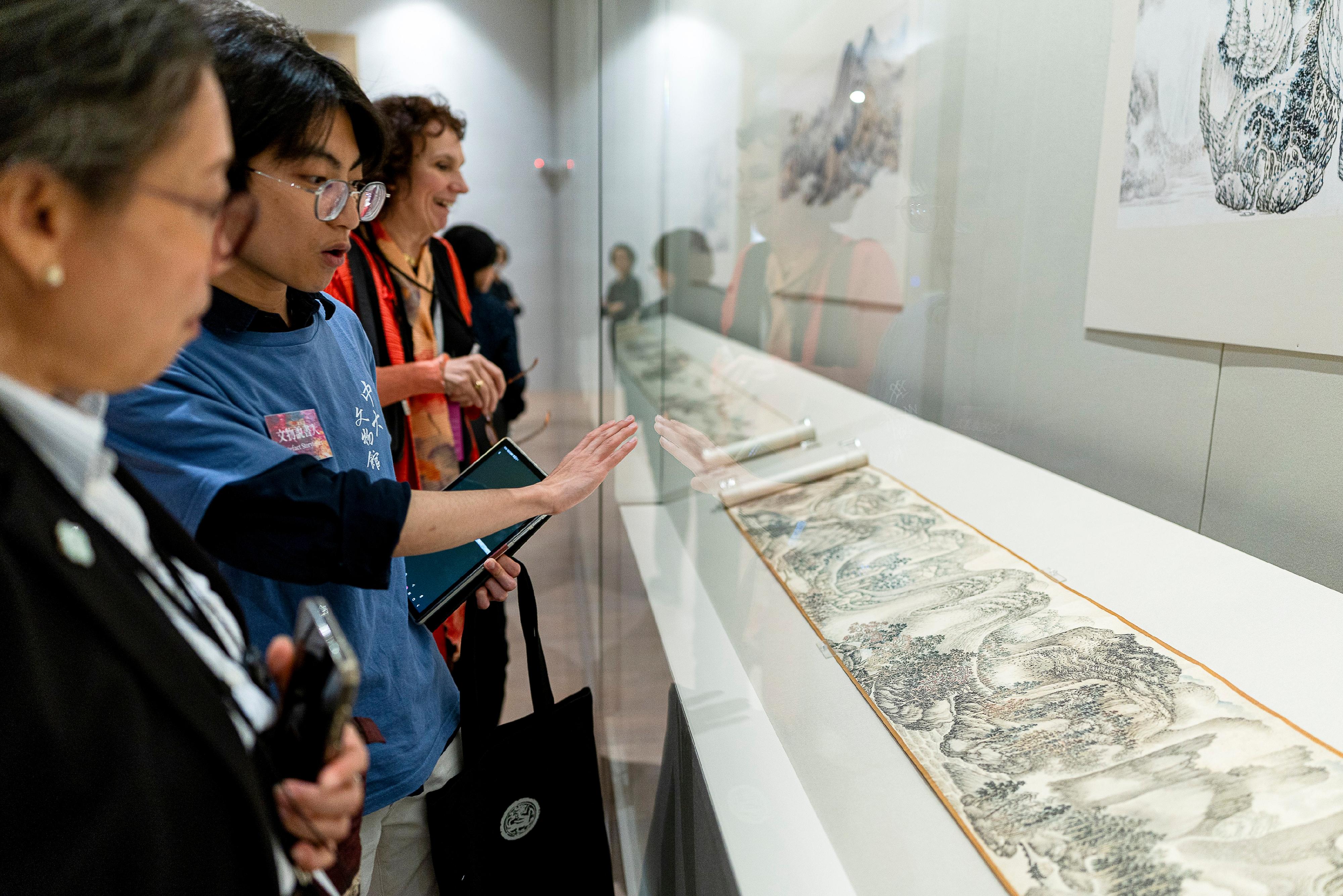 The Museum Summit 2025 was held for two consecutive days from yesterday (March 28). Other than the thematic discussion, a series of fascinating cultural visits were arranged. Photo shows speakers, moderators, delegation visiting the Art Museum of the Chinese University of Hong Kong.
