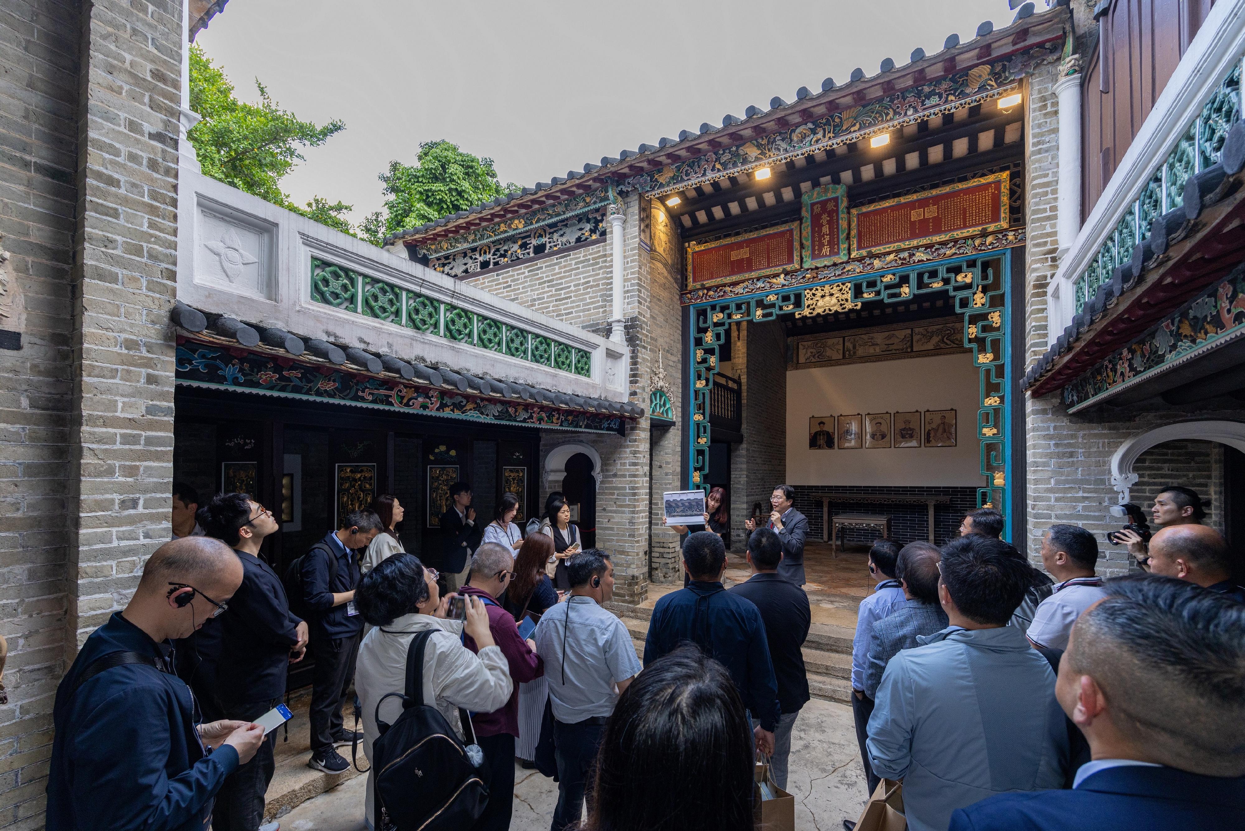 The Museum Summit 2025 was held for two consecutive days from yesterday (March 28). Other than the thematic discussion, a series of fascinating cultural visits were arranged. Photo shows speakers, moderators, delegation visiting Tai Fu Tai Mansion in San Tin, Yuen Long. 