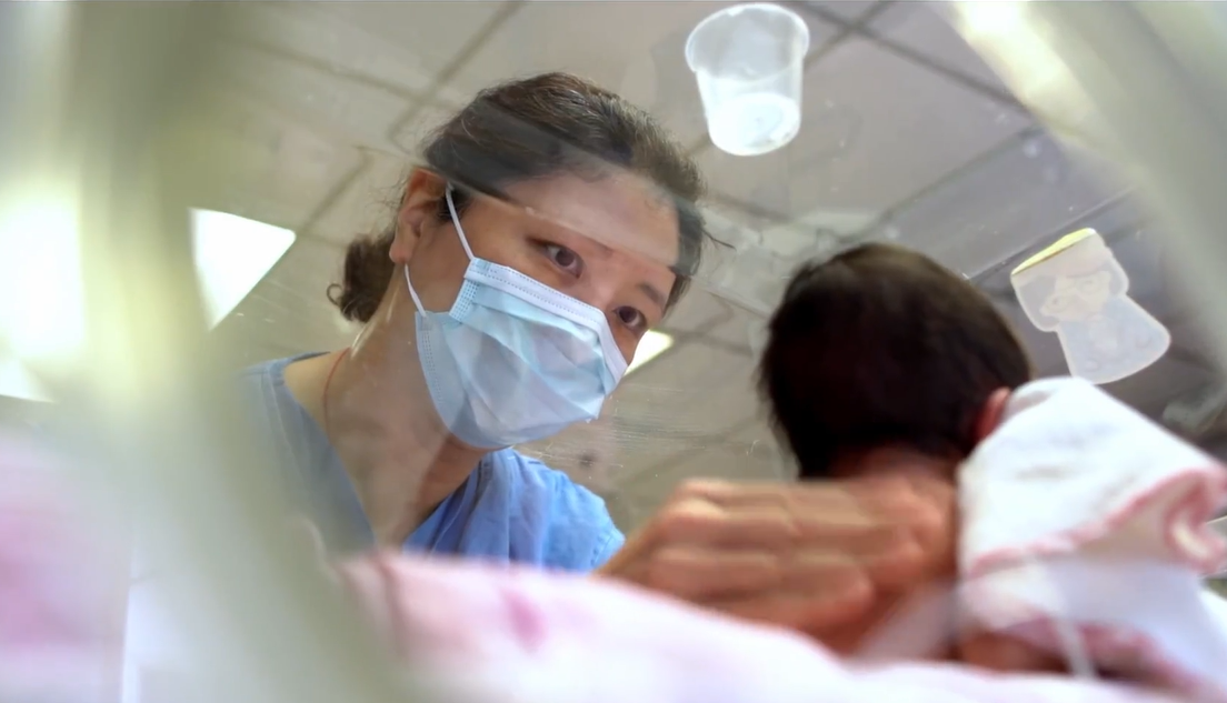 The Hong Kong Breast Milk Bank has commenced the second phase of service to distribute donor breast milk to clinically needy newborns. Medical teams of Neonatal Intensive Care Units will prescribe donor breast milk based on the clinical condition of the newborns and will continuously monitor their conditions.