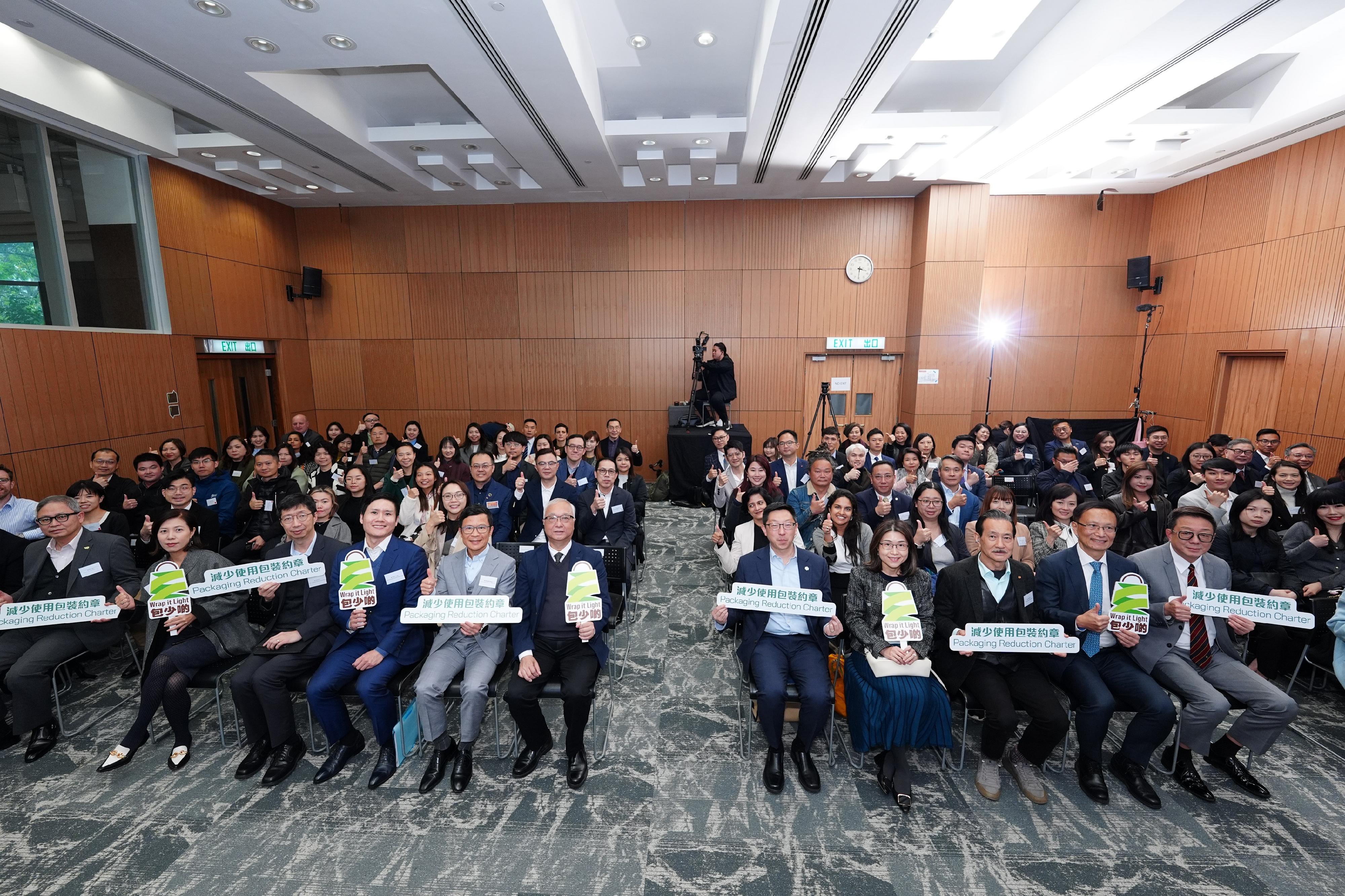 The Environmental Protection Department (EPD) has officially launched the Packaging Reduction Charter to encourage businesses to reassess and reduce their packaging usage, foster a waste reduction culture in commercial activities, and support Hong Kong's long-term goals of "zero landfill" and carbon neutrality. So far, 102 local and multinational companies have already undertaken the initiative. Pictured in the photo are the Secretary for Environment and Ecology, Mr Tse Chin-wan (sixth left), Deputy Director of Environmental Protection (Waste Reduction), Mr Kenneth Cheng (fifth left), Assistant Director (Waste Management) of the EPD, Mr Steve Wong (fourth left) and representatives from the signatory companies to the Charter at the launching ceremony today (March 31).