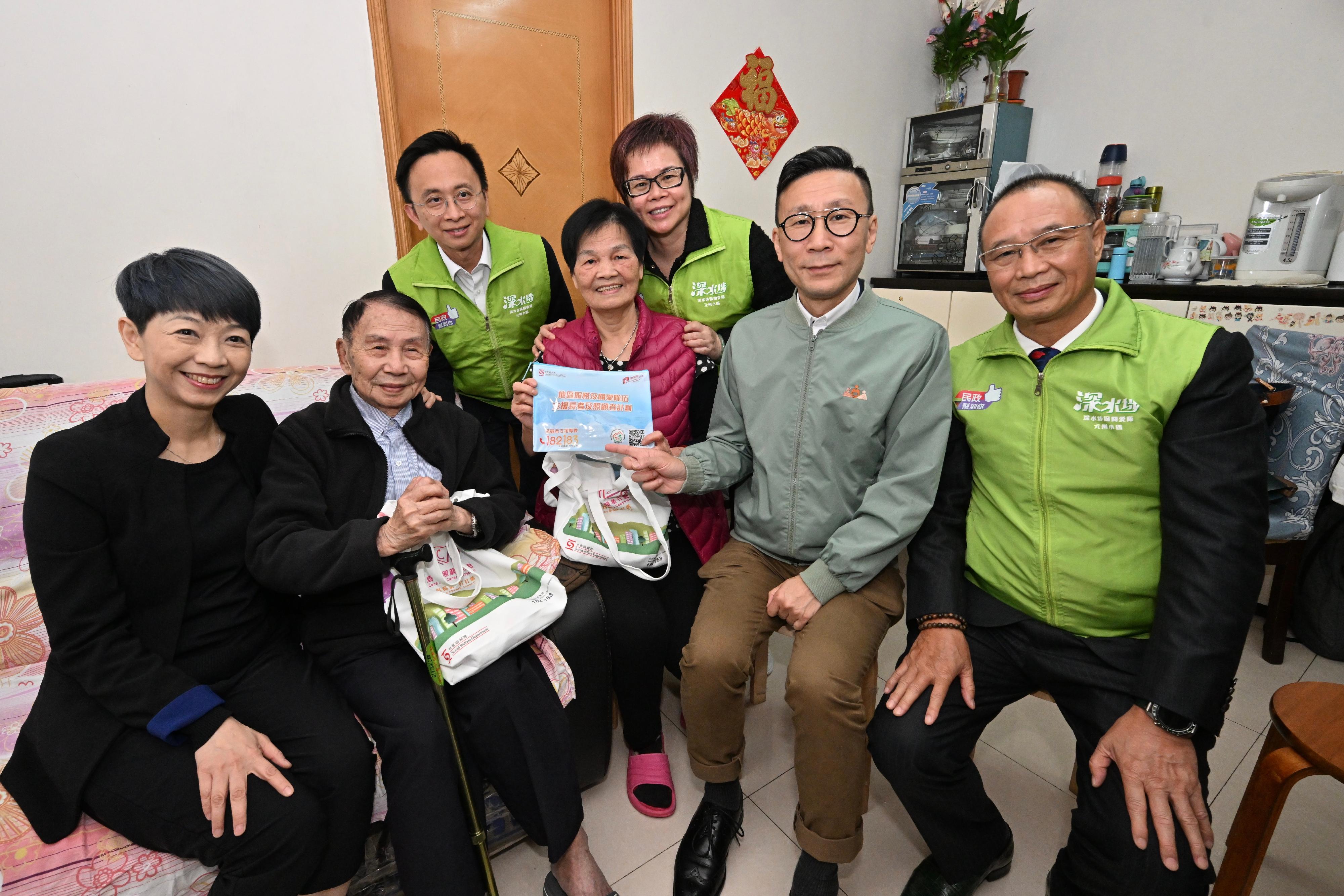 The Deputy Chief Secretary for Administration, Mr Cheuk Wing-hing, today (March 31) officiated at the Kick-off Ceremony of District Services and Community Care Teams - Scheme on Supporting Elderly and Carers. The Secretary for Labour and Welfare, Mr Chris Sun; the Permanent Secretary for Labour and Welfare, Ms Alice Lau; and the Director of Social Welfare, Mr Edward To, also attended the ceremony. Photo shows the District Officer (Sham Shui Po), Mr Paul Wong (second right), and the District Social Welfare Officer (Sham Shui Po), Miss Ma Tsui-yung (first right), visiting a household of the district after the ceremony to learn about the lives and needs of household members and their carers.
