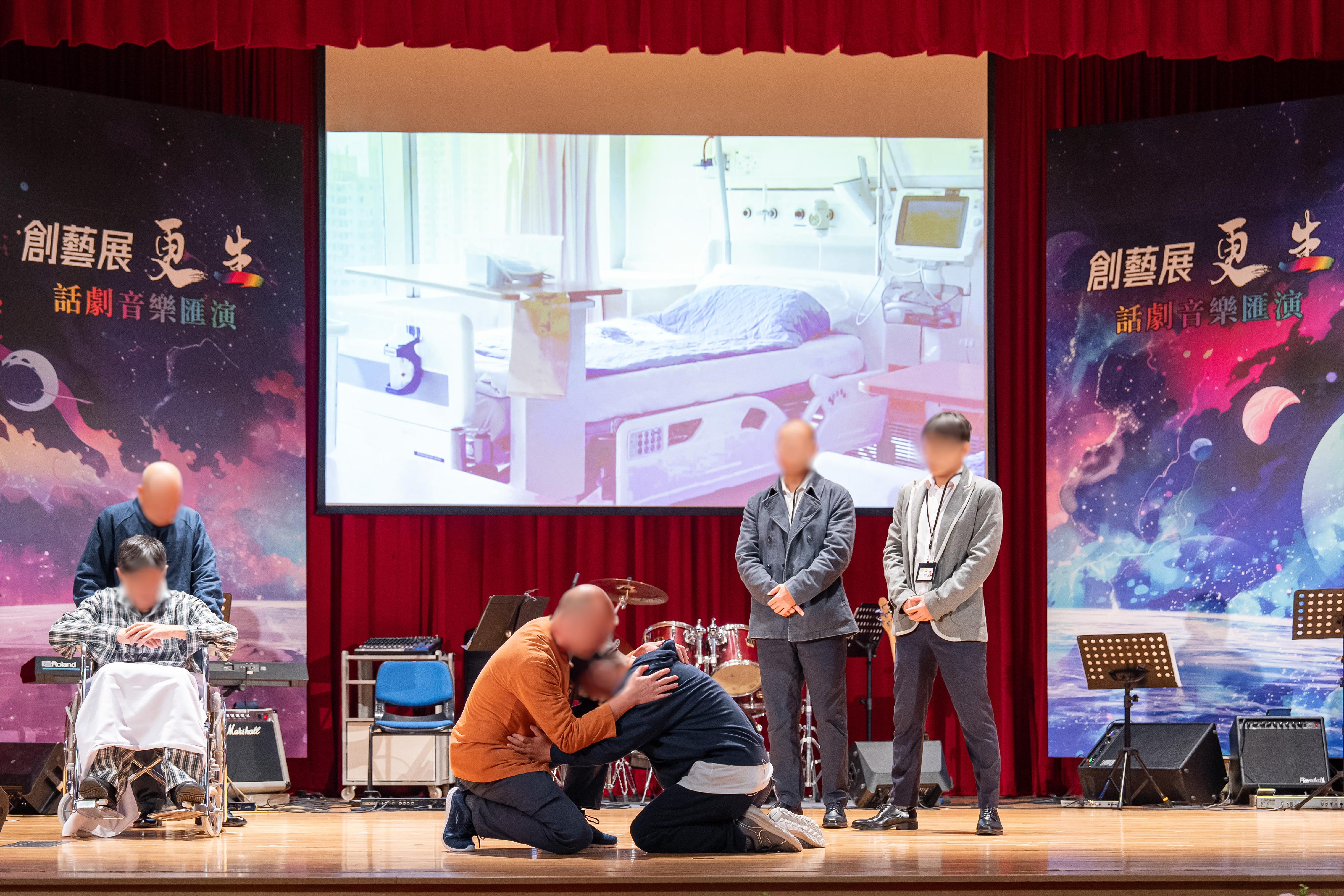 The Correctional Services Department invited teachers and students from secondary schools to attend a "Creation and Rehabilitation" drama and music performance by persons in custody at Stanley Prison today (March 31). Photo shows the spectacular drama performance.