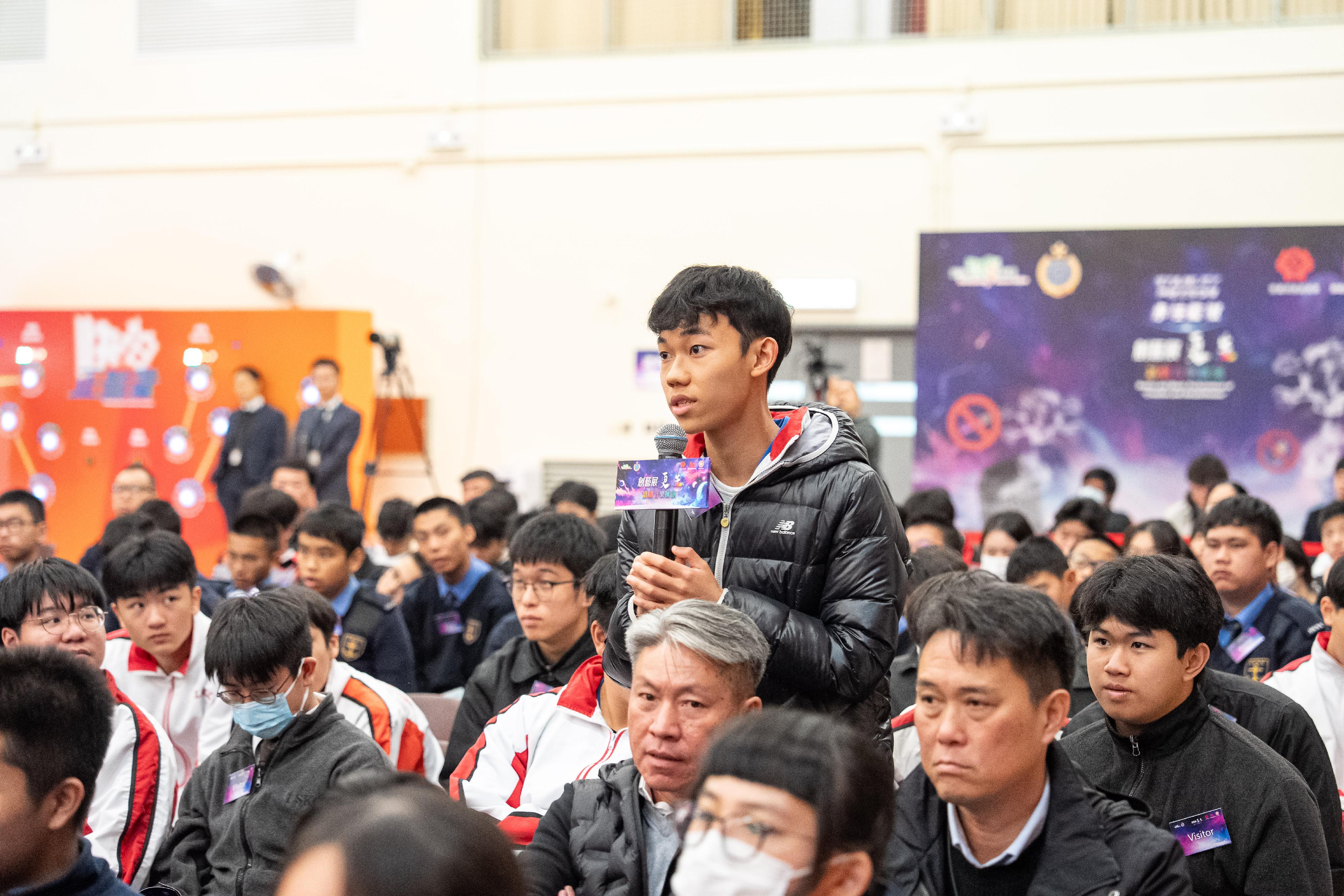 The Correctional Services Department invited teachers and students from secondary schools to attend a "Creation and Rehabilitation" drama and music performance by persons in custody (PICs) at Stanley Prison today (March 31). Photo shows a student asking a question to a PIC during a sharing session.