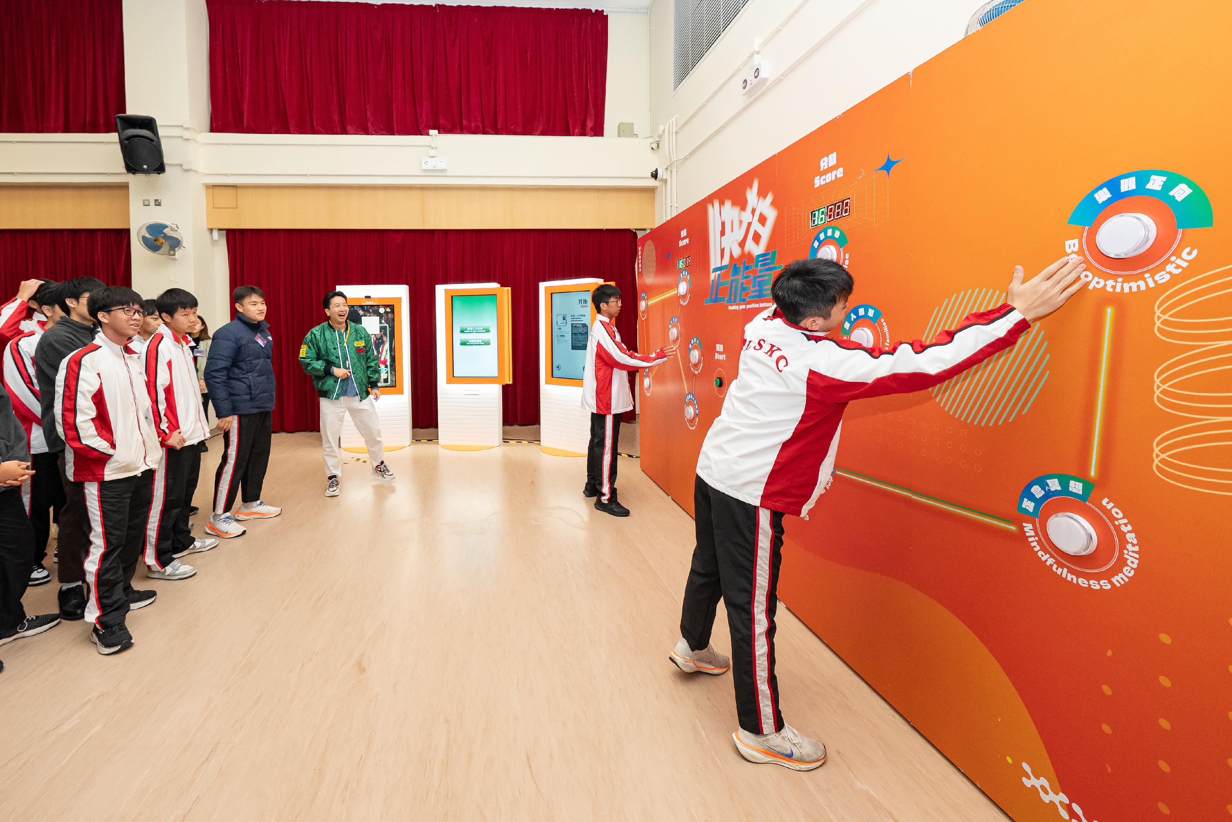 The Correctional Services Department invited teachers and students from secondary schools to attend a "Creation and Rehabilitation" drama and music performance by persons in custody at Stanley Prison today (March 31). Photo shows students participating in an interactive game set up by the Action Committee Against Narcotics.