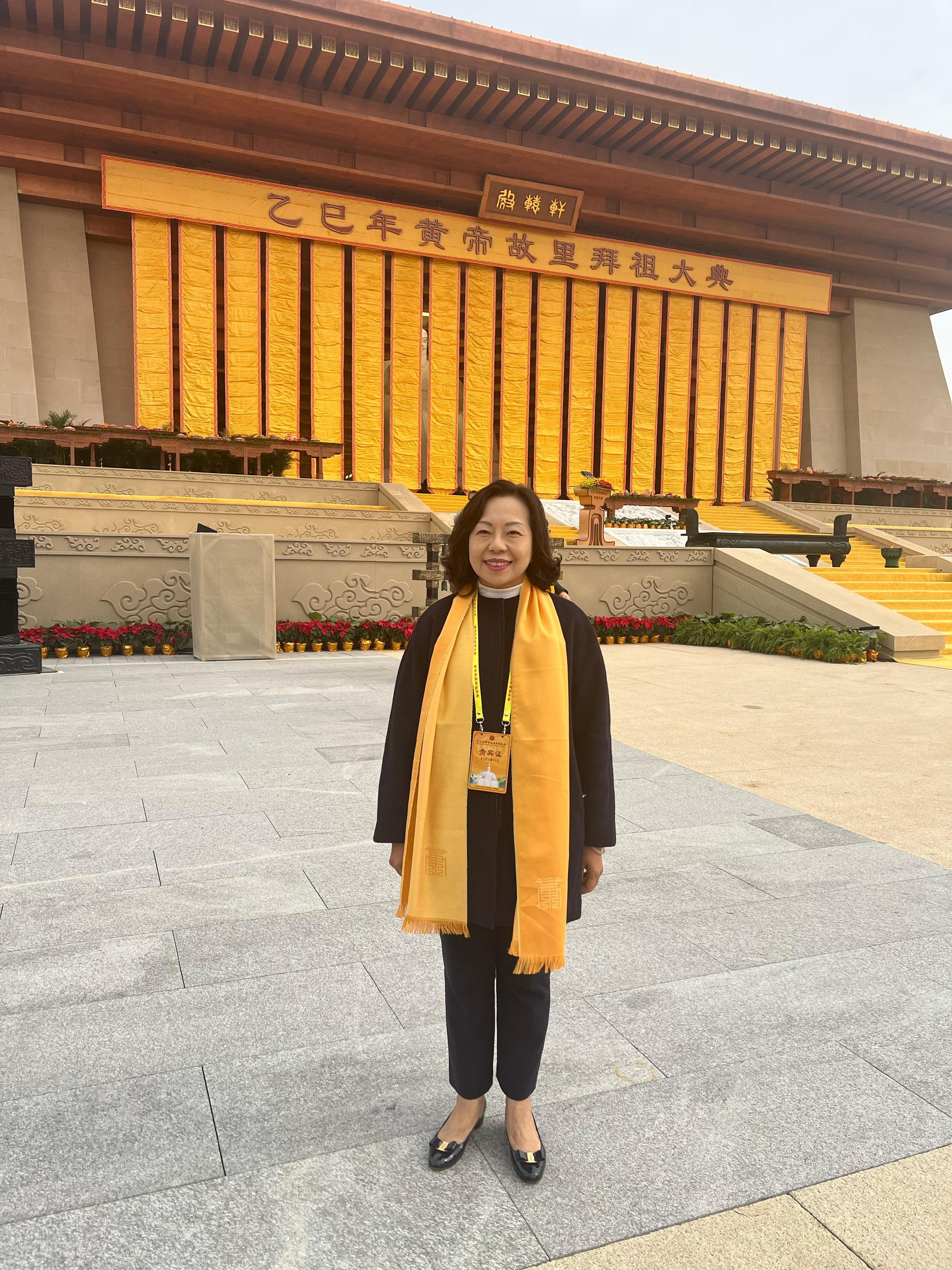 The Secretary for Home and Youth Affairs, Miss Alice Mak, today (March 31) attended the Ancestor Worship Ceremony of the Yellow Emperor in the Year of Yisi in Zhengzhou in Henan Province on behalf of the Hong Kong Special Administrative Region Government.