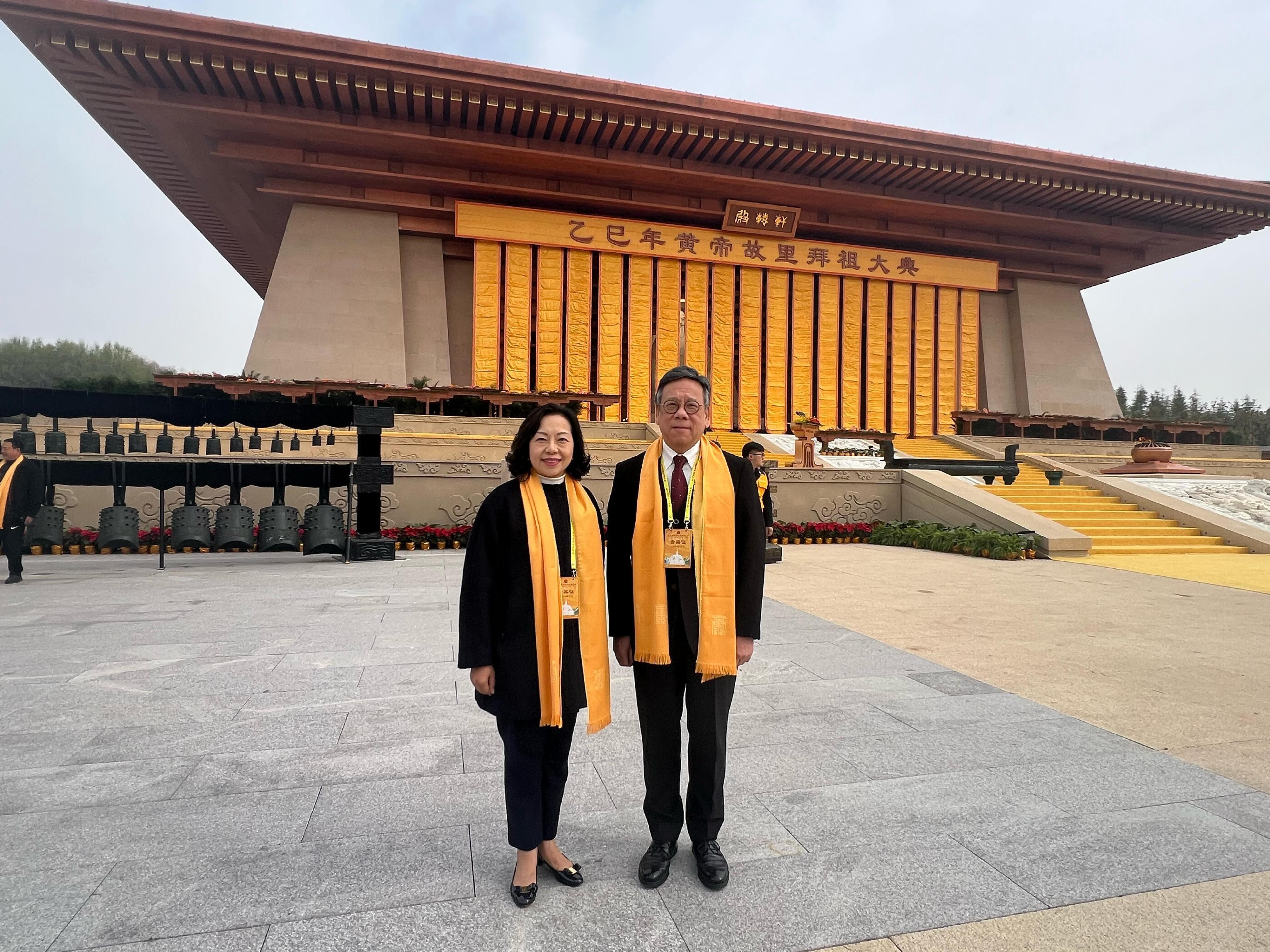 The Secretary for Commerce and Economic Development, Mr Algernon Yau (right), and the Secretary for Home and Youth Affairs, Miss Alice Mak (left), today (March 31) attended the Ancestor Worship Ceremony of the Yellow Emperor in the Year of Yisi in Zhengzhou in Henan Province on behalf of the Hong Kong Special Administrative Region Government.