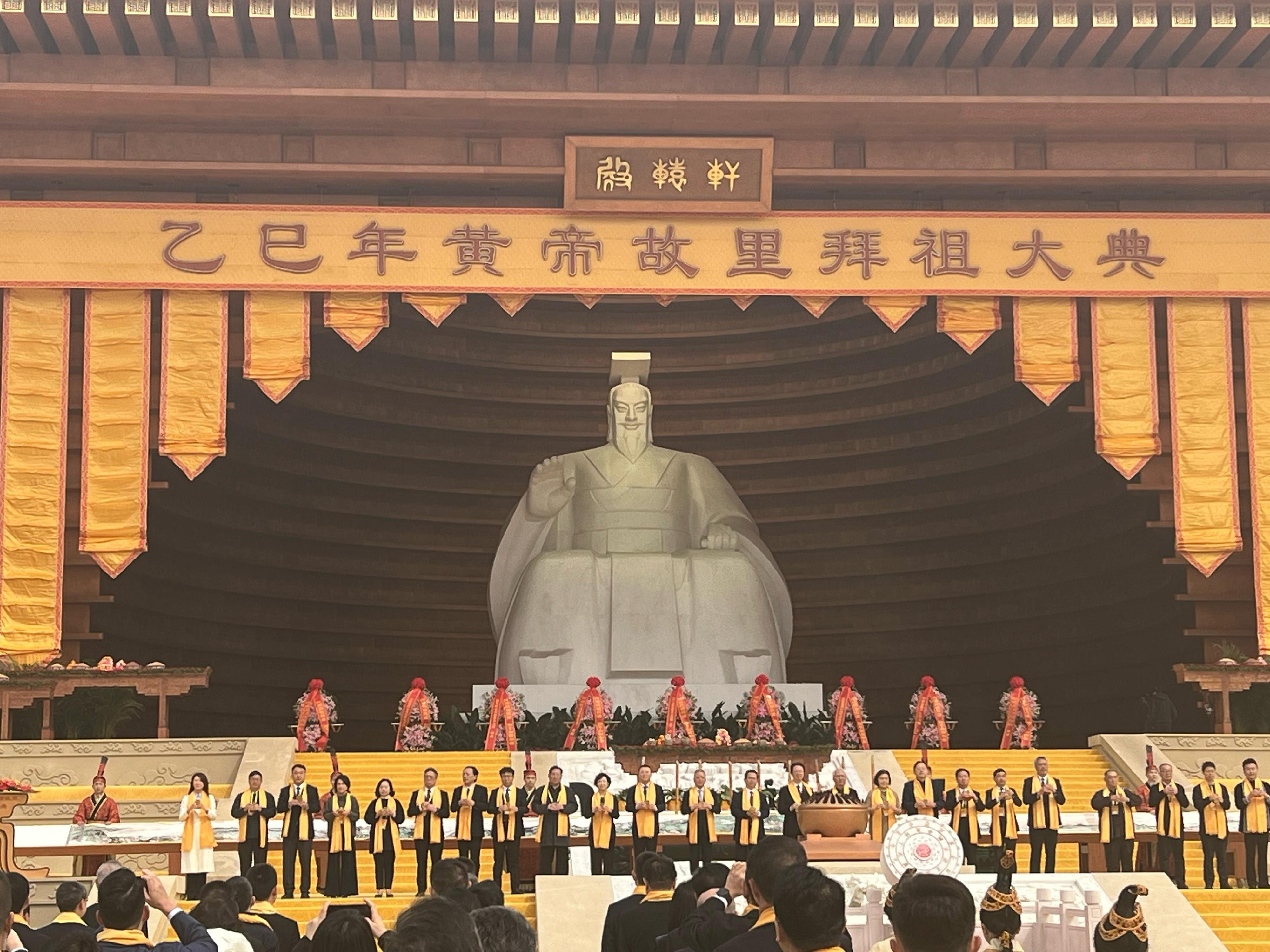 The Secretary for Commerce and Economic Development, Mr Algernon Yau, and the Secretary for Home and Youth Affairs, Miss Alice Mak, today (March 31) attended the Ancestor Worship Ceremony of the Yellow Emperor in the Year of Yisi in Zhengzhou in Henan Province on behalf of the Hong Kong Special Administrative Region Government. Photo shows Mr Yau (seventh left) and Miss Mak (sixth left) at the ceremony.