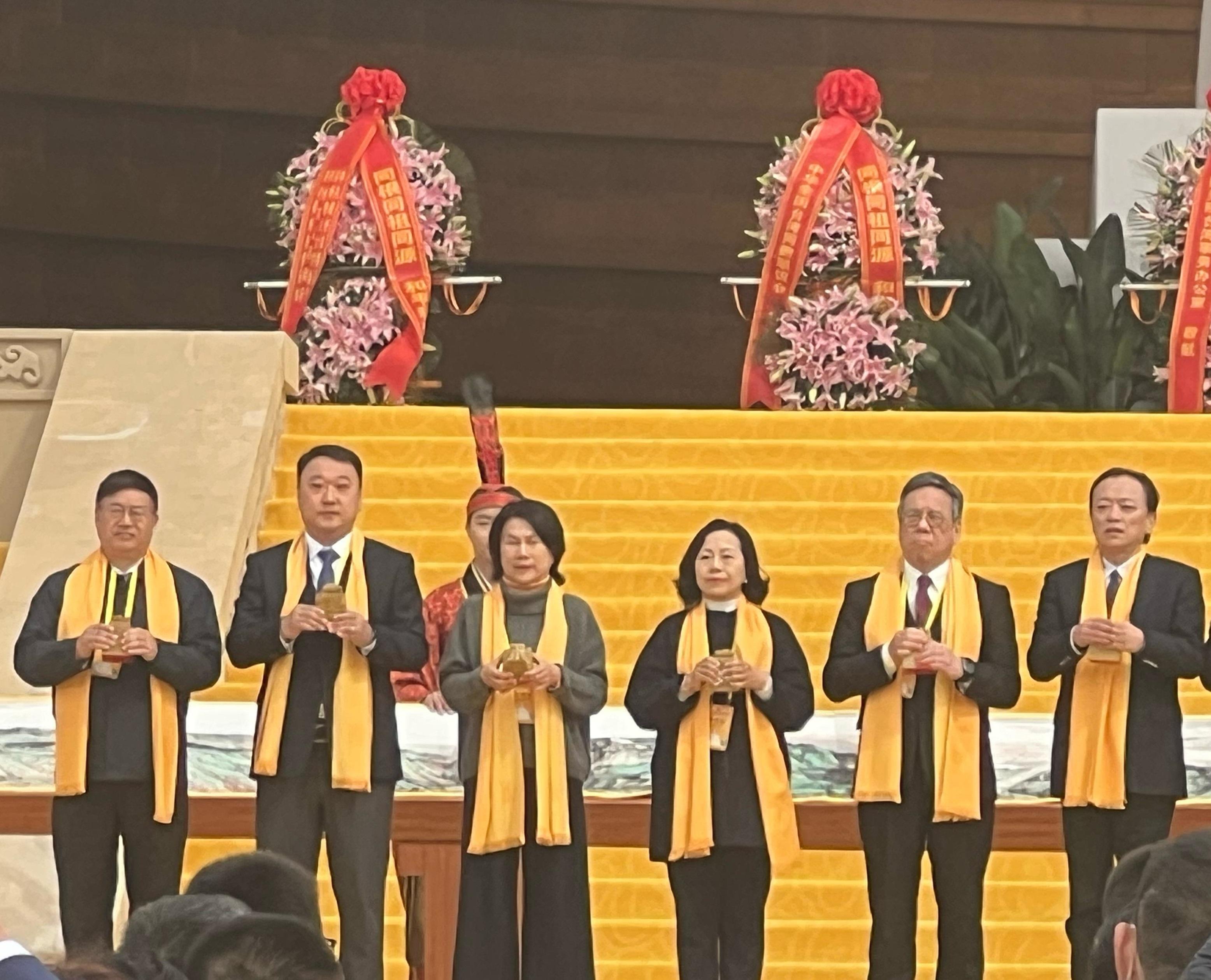 The Secretary for Commerce and Economic Development, Mr Algernon Yau, and the Secretary for Home and Youth Affairs, Miss Alice Mak, today (March 31) attended the Ancestor Worship Ceremony of the Yellow Emperor in the Year of Yisi in Zhengzhou in Henan Province on behalf of the Hong Kong Special Administrative Region Government. Photo shows Mr Yau (second right) and Miss Mak (third right) at the ceremony.