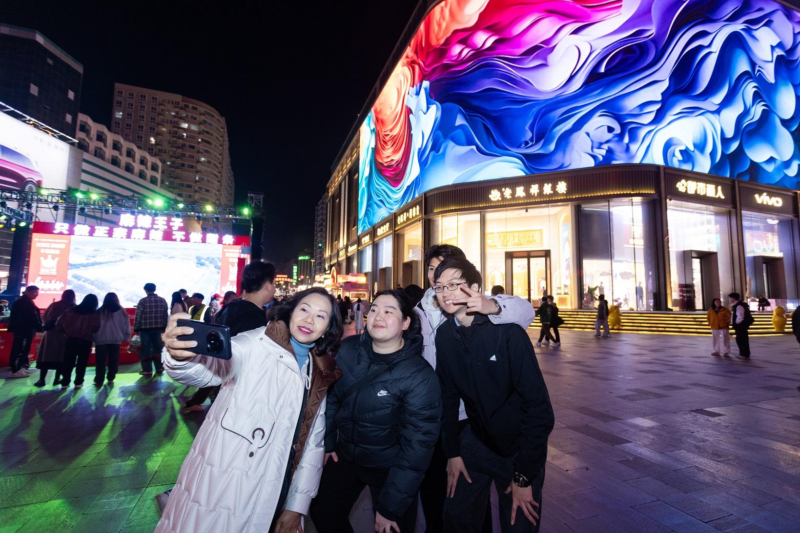 The Secretary for Home and Youth Affairs, Miss Alice Mak, visited Zhengzhou. Photo shows Miss Mak (front row, first left) at Zhengzhou Erqi square yesterday (March 30) with Hong Kong students studying in Henan.