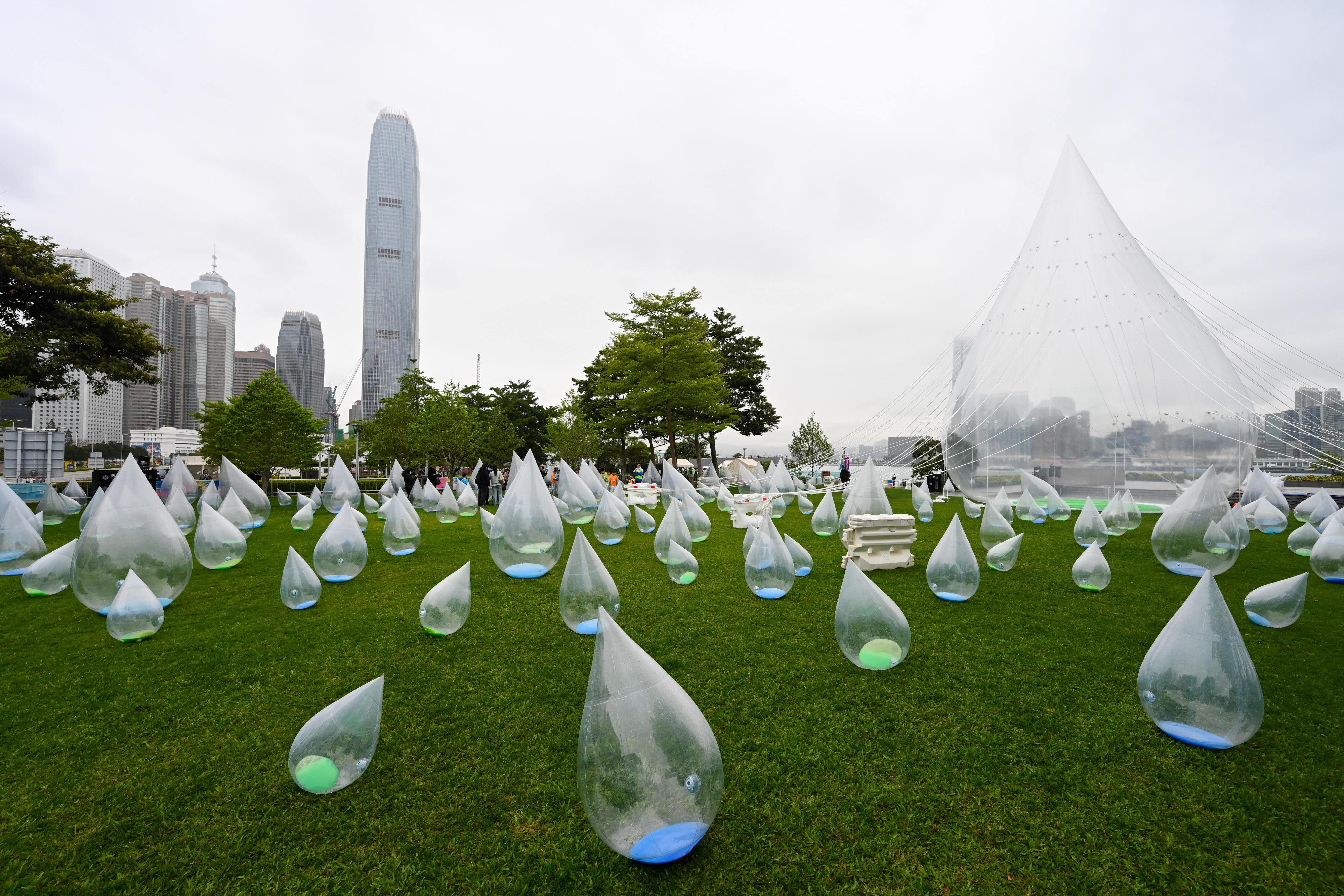 The governments of Guangdong and Hong Kong today (March 31) held the Commemoration Ceremony of the 60th Anniversary of Dongjiang Water Supply to Hong Kong and the Launching Ceremony of Dancing Water Drops Exhibition. Photo shows large-scale water drop-shaped art installations on display from tomorrow (April 1) at Tamar Park and the Central and Western District Promenade (Central Section).