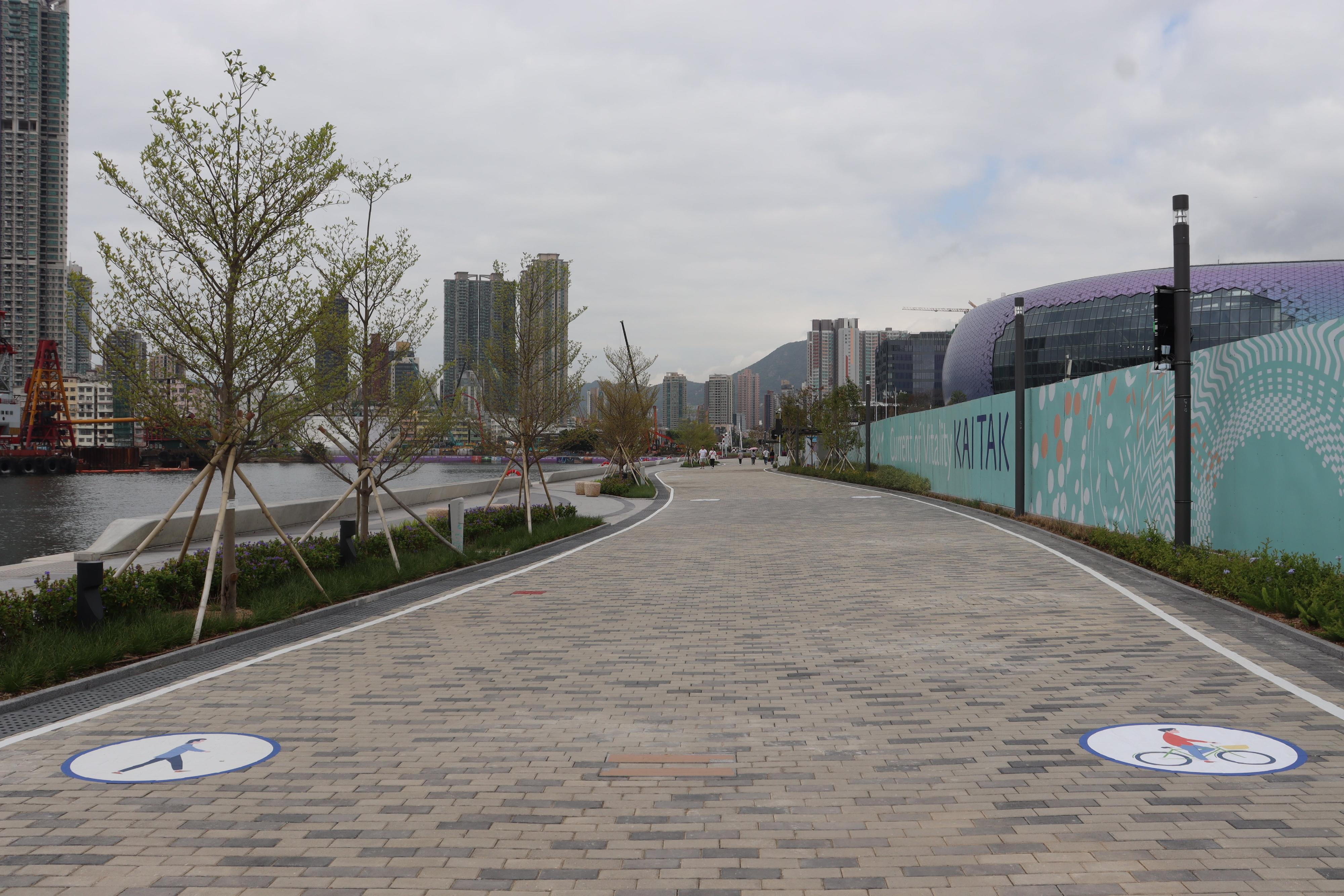 A spokesman for the Development Bureau said today (April 1) that two new sections of the GreenWay in the Kai Tak Development are open to the public. Photo shows the section at the Kai Tak Promenade adjacent to the To Kwa Wan Typhoon Shelter, which is approximately 1 kilometre long. 
