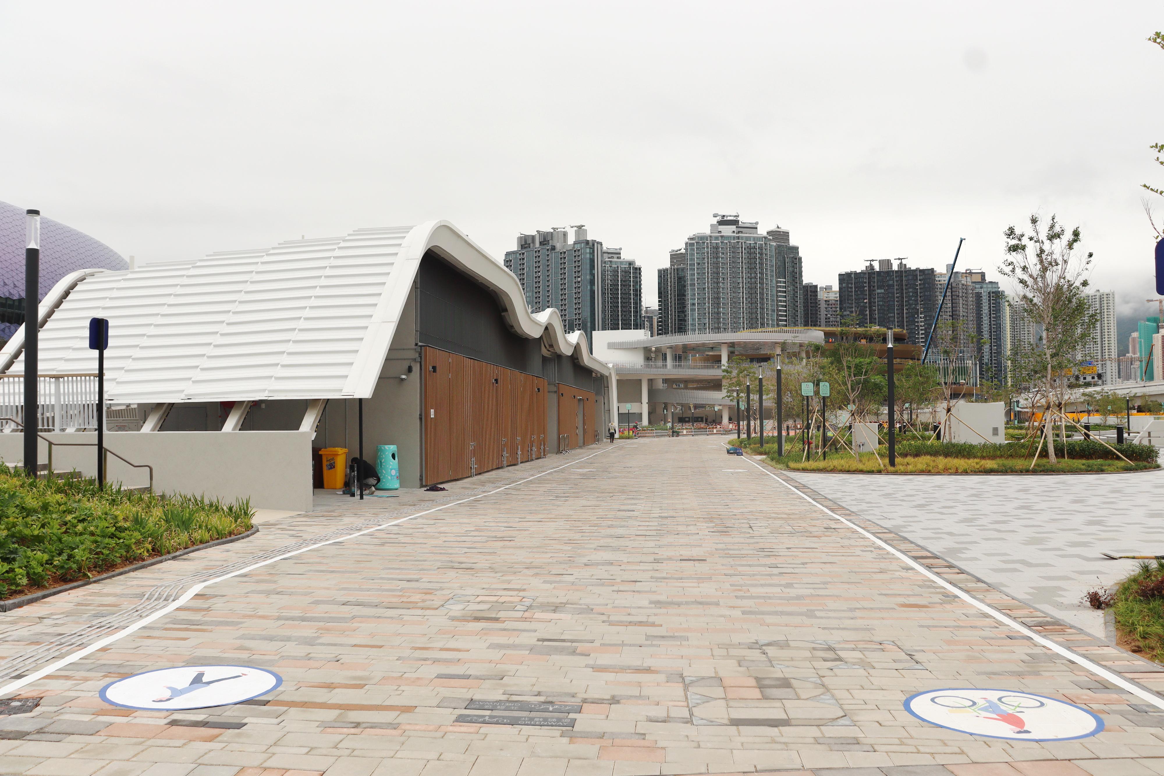 A spokesman for the Development Bureau said today (April 1) that two new sections of the GreenWay in the Kai Tak Development are open to the public. Photo shows the section at the Shing Fung Road Park, which is approximately 1 kilometre long. 