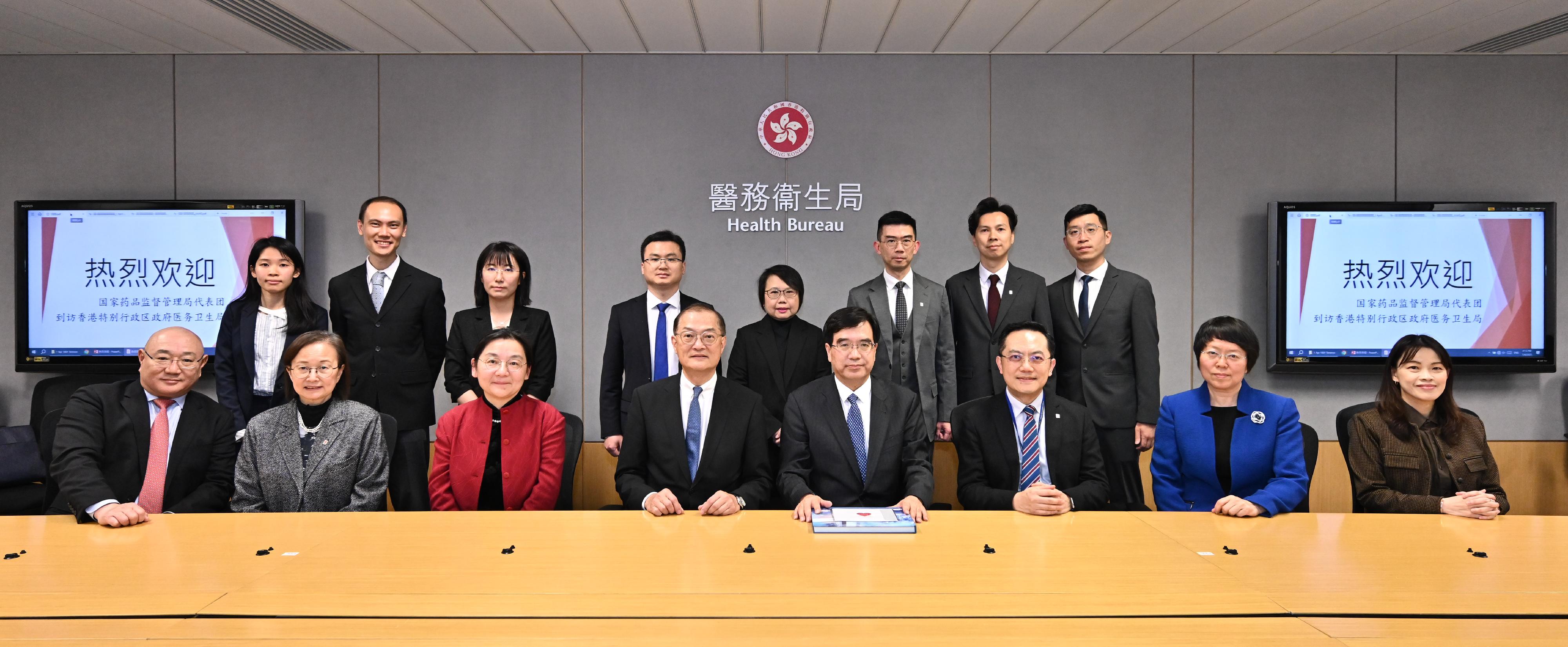 The Secretary for Health, Professor Lo Chung-mau, met with Deputy Commissioner of the National Medical Products Administration Dr Xu Jinghe today (April 1). Photo shows Professor Lo (front row, fourth left); Dr Xu (front row, fourth right); the Director of Health, Dr Ronald Lam (front row, third right), and other attendees of the meeting.