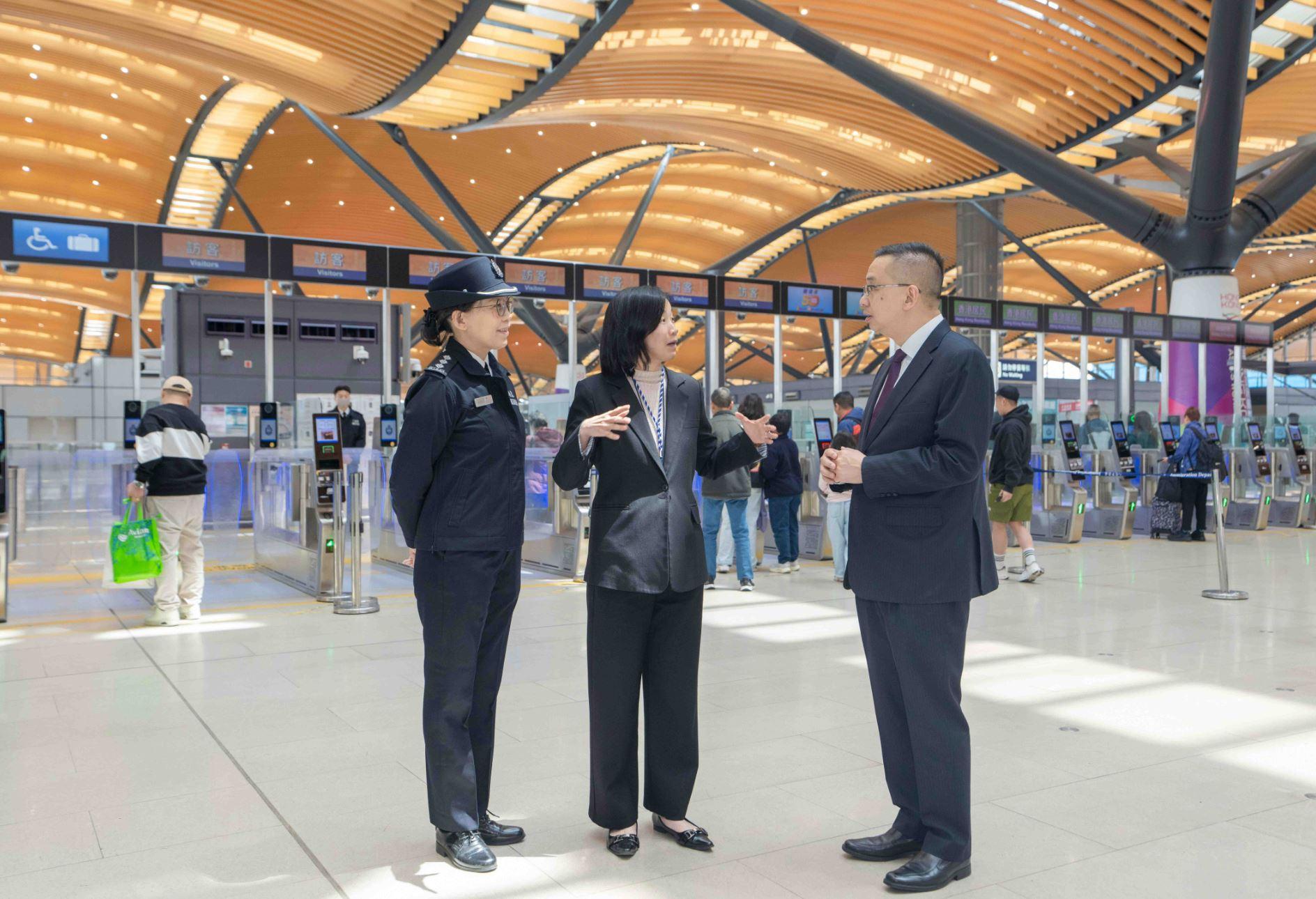 The Director of Immigration, Mr Benson Kwok, today (April 1) visited various control points to inspect the preparation work of the department in coping with passenger traffic during the Ching Ming festive period. Photo shows Mr Kwok (right) visiting the departure hall of the Hong Kong-Zhuhai-Macao Bridge Control Point.