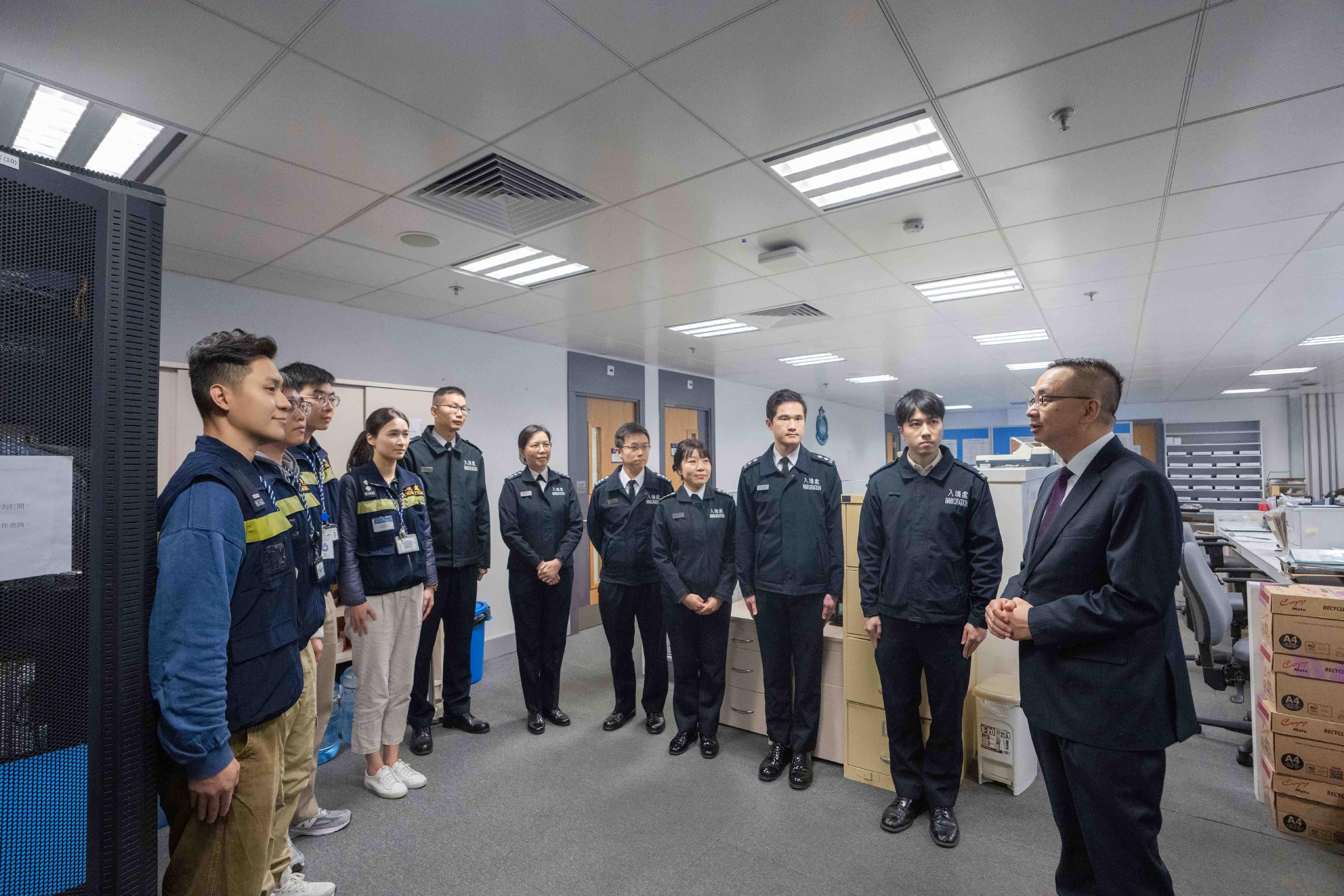 The Director of Immigration, Mr Benson Kwok, today (April 1) visited various control points to inspect the preparation work of the department in coping with passenger traffic during the Ching Ming festive period. Photo shows Mr Kwok (first right) showing support for frontline officers at the Hong Kong-Zhuhai-Macao Bridge Control Point.