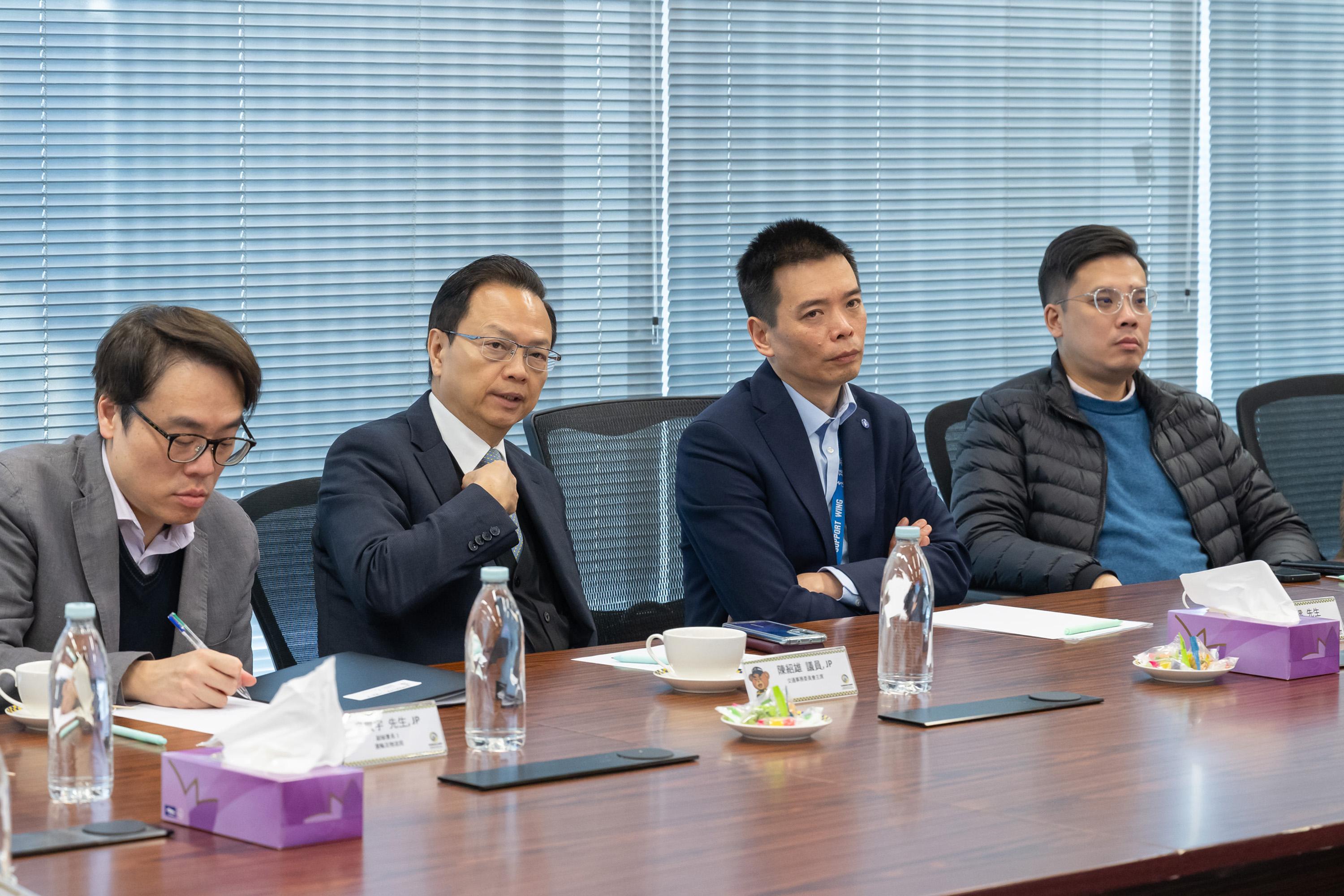 The Legislative Council (LegCo) Panel on Transport visited the Police Headquarters today (April 1) to observe a demonstration of the eTraffic Penalty Ticket platform functions to learn about the latest measures of the Hong Kong Police Force (the Police) issuing electronic penalty tickets (ePTs) starting from June 15. Photo shows LegCo Members exchanging views with representatives of the Transport and Logistics Bureau and the Police on strengthening the publicity campaigns for the eTraffic Penalty Ticket platform.