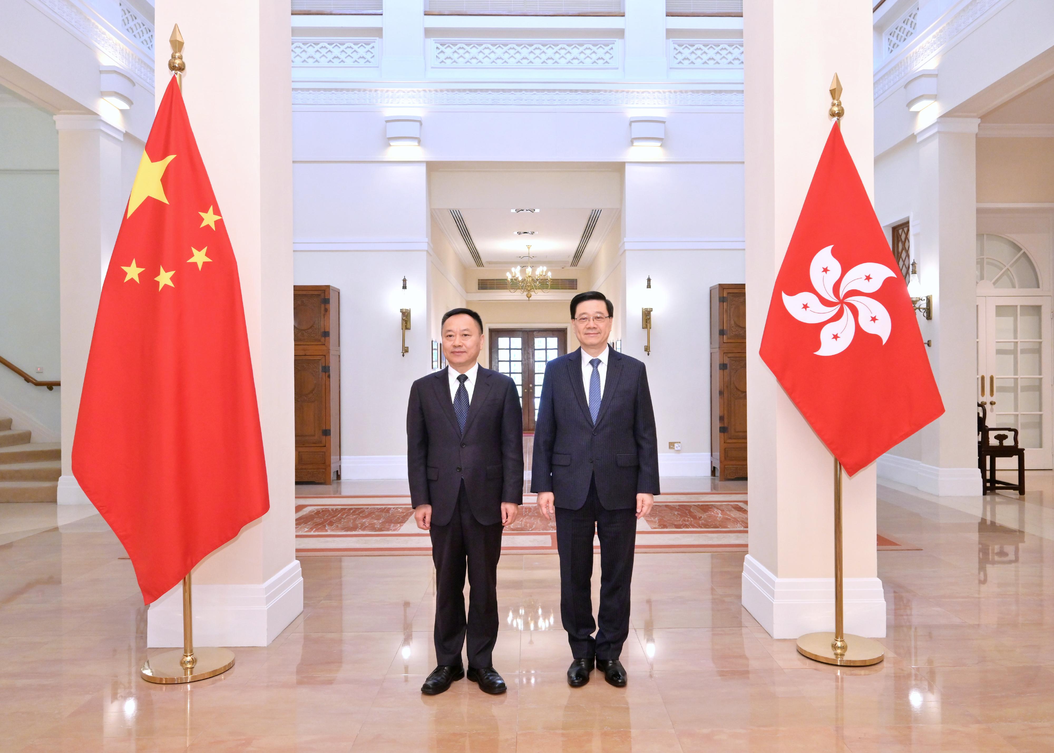The Chief Executive, Mr John Lee (right), meets with the Minister of Water Resources, Mr Li Guoying (left) at the Government House today (April 1).
