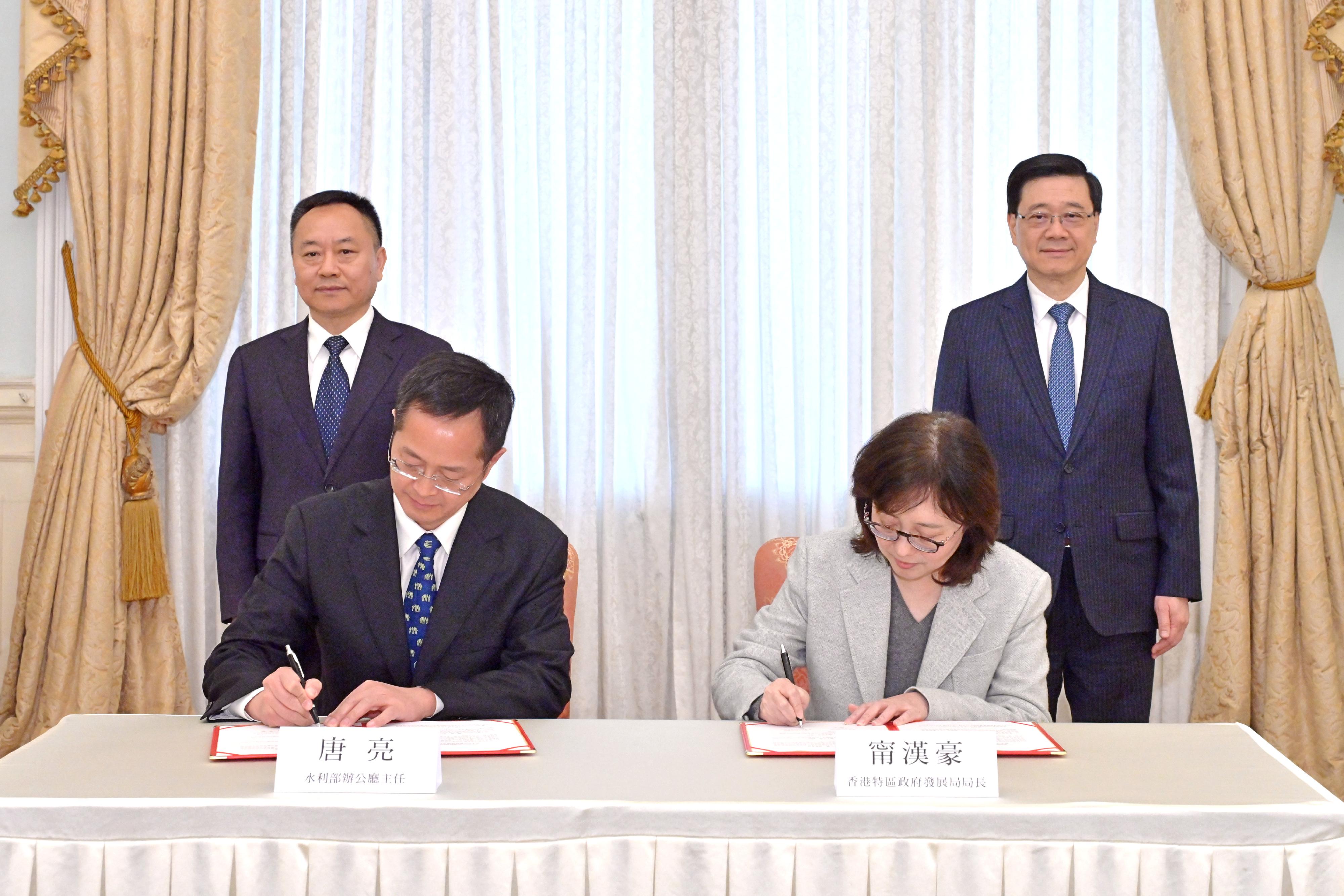 The Hong Kong Special Administrative Region Government and the Ministry of Water Resources signed an arrangement on the management and co-operation of water-related affairs today (April 1). Photo shows the Secretary for Development, Ms Bernadette Linn (front row, right), and the Director General of the General Office of the Ministry of Water Resources, Mr Tang Liang (front row, left), signing the arrangement as witnessed by the Chief Executive, Mr John Lee (back row, right), and the Minister of Water Resources, Mr Li Guoying (back row, left).
