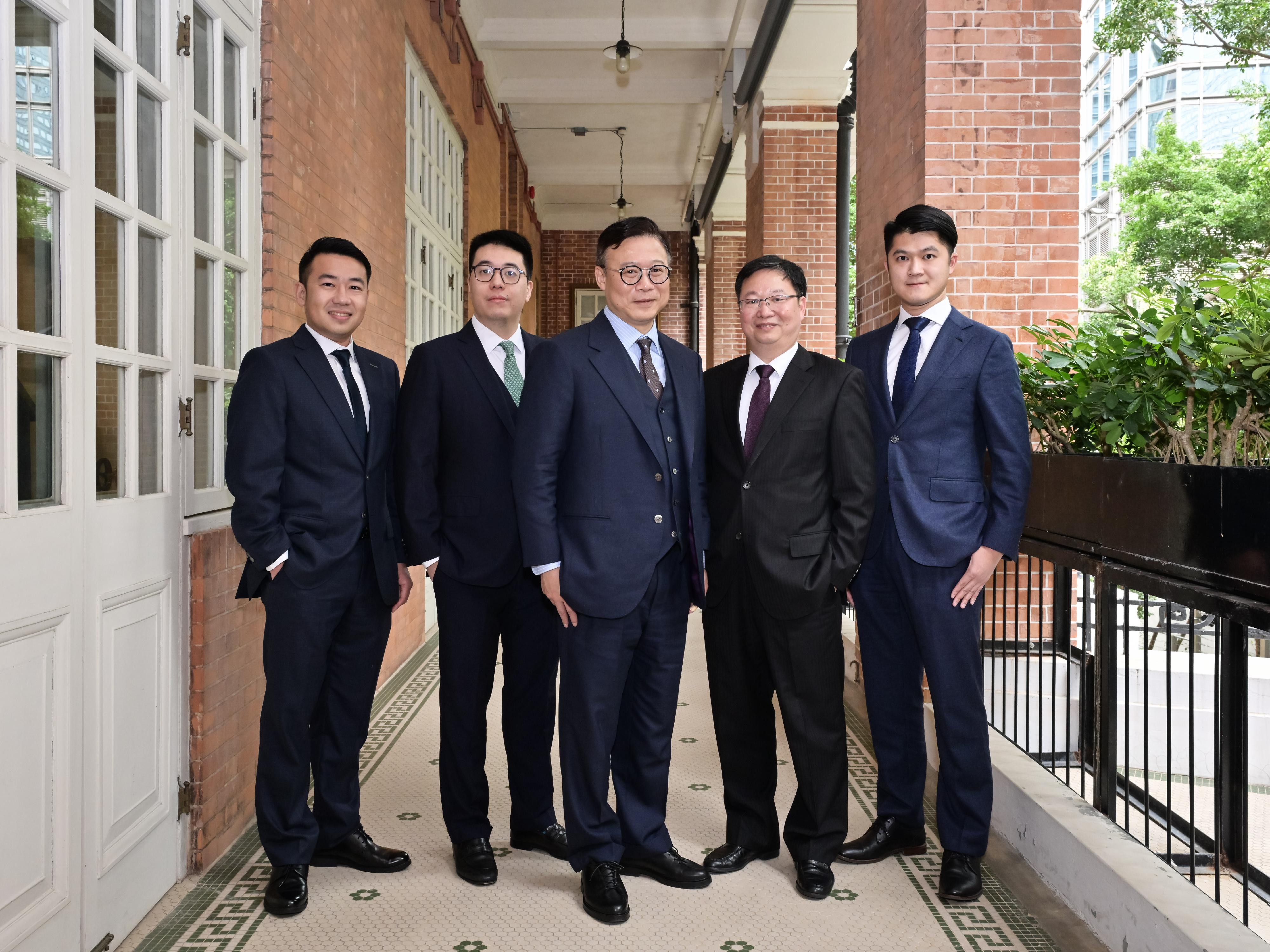 The Deputy Secretary for Justice, Dr Cheung Kwok-kwan, chaired the first meeting of the new term of the Guangdong-Hong Kong-Macao Greater Bay Area Task Force today (April 1). Photo shows Dr Cheung (centre) with the attending new members of the Task Force Mr Tse Shing-yick (first left), Mr Michael Lok (second left), Mr Joaquim Vong (first right) and Mr Zeng Xuezhi (second right) before the meeting.